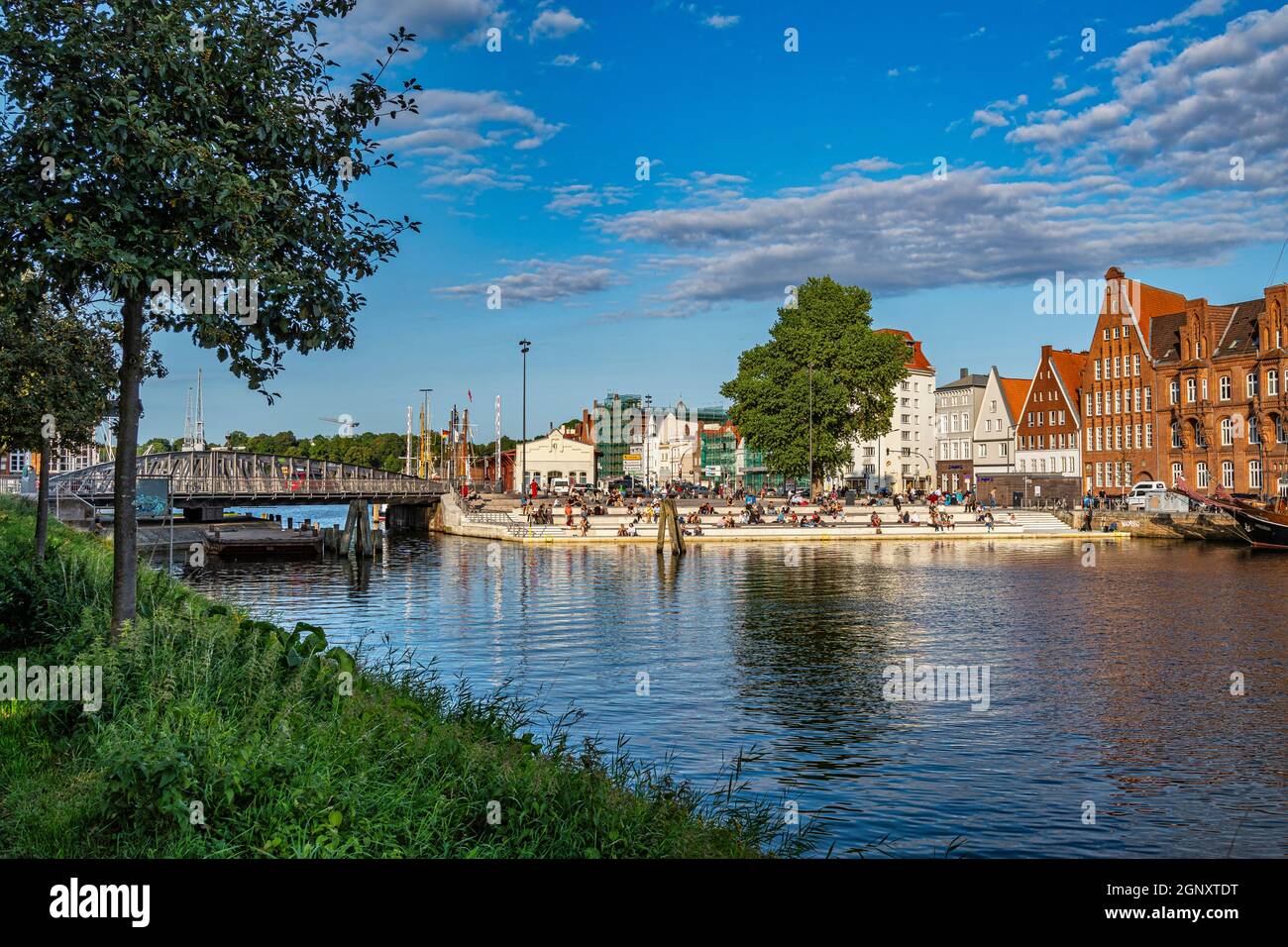 Paesaggio della città di Lübeck nella piazza del Ponte di Swivel sul fiume trave. Lübeck, Land Schleswig-Holstein, Germania, Europa Foto Stock