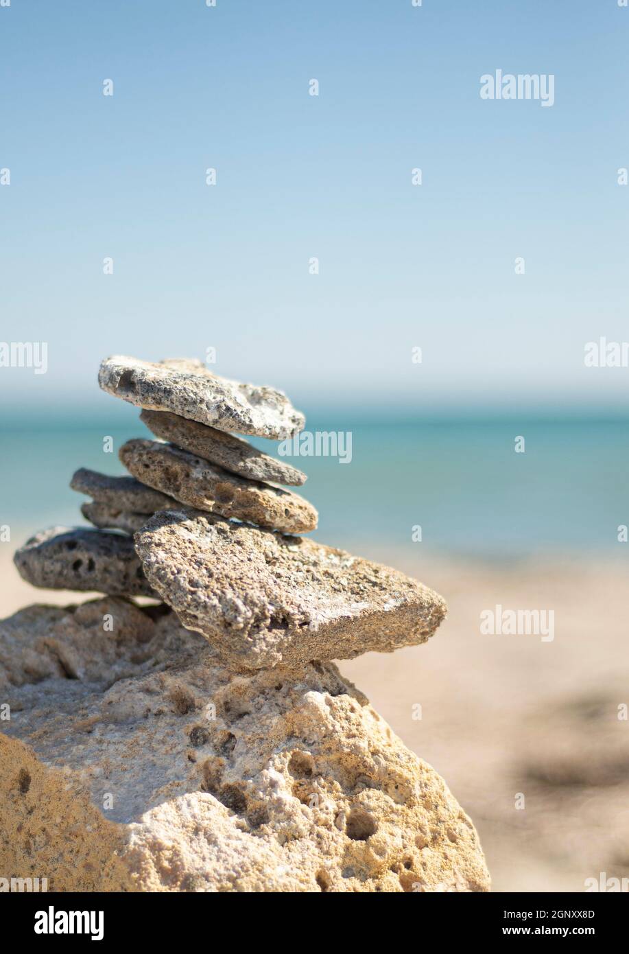 Una piramide di pietre sulla riva del mare. Temi dell'eternità. Argomenti di salute. Temi esoterici. Foto Stock