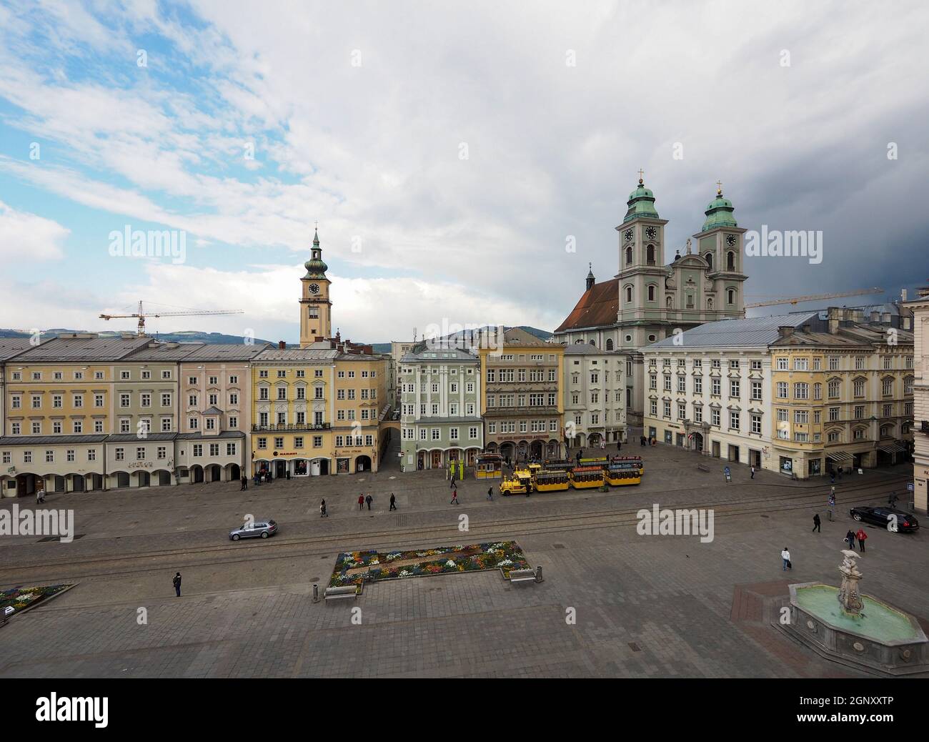 Piazza principale con case di architettura nazionale, vecchia cattedrale e tour panoramico in autobus - Linz Foto Stock