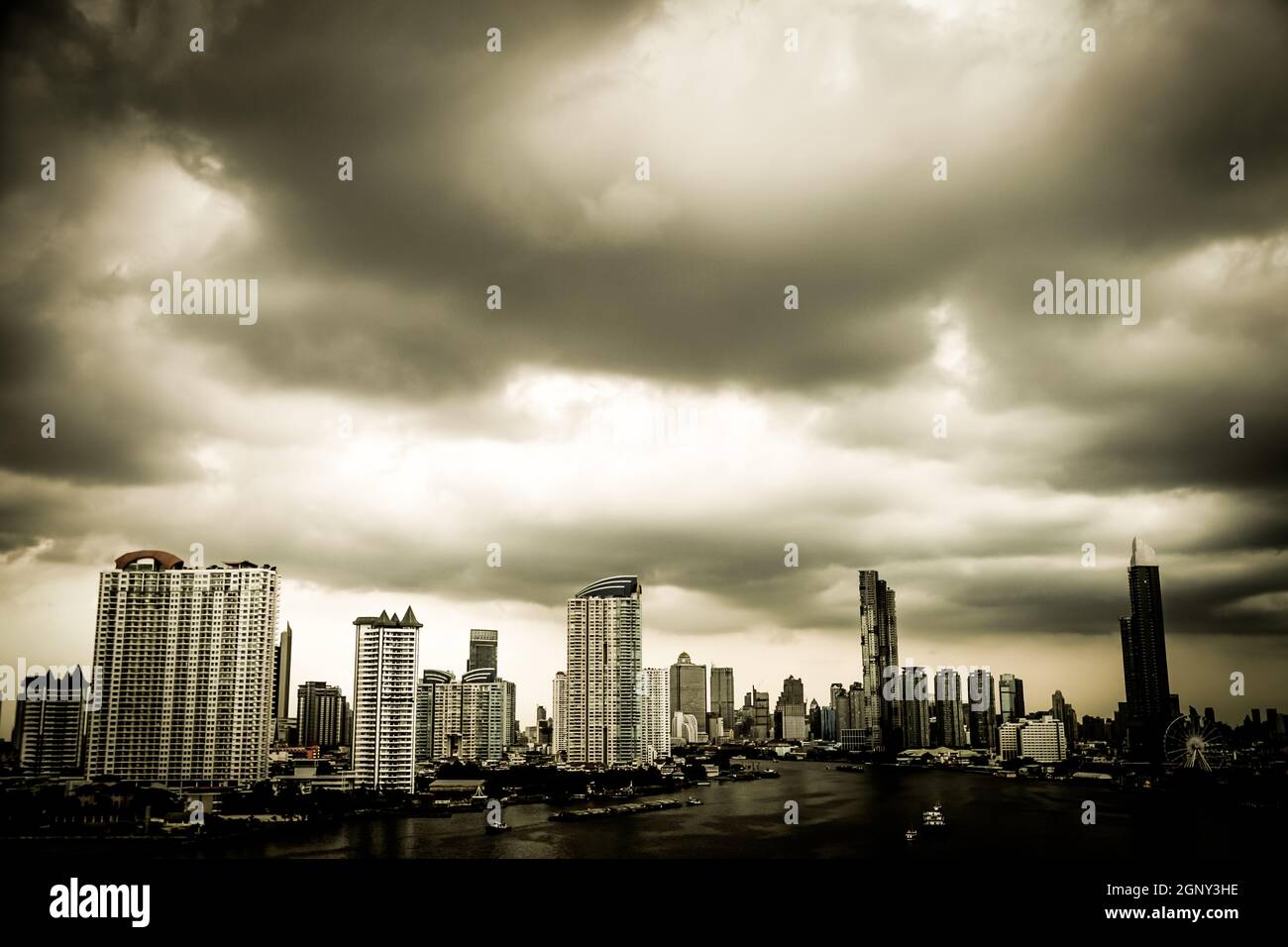 Thailandia Bangkok skyline e il fiume Chao Phraya. Luogo di tiro: Bangkok, Thailandia Foto Stock