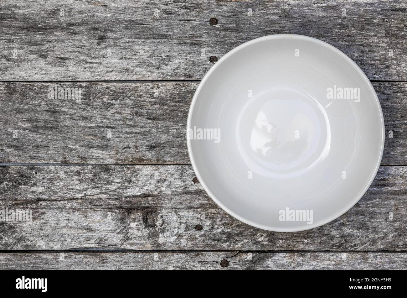 Recipiente vuoto sulla vista superiore in legno grigio Foto Stock