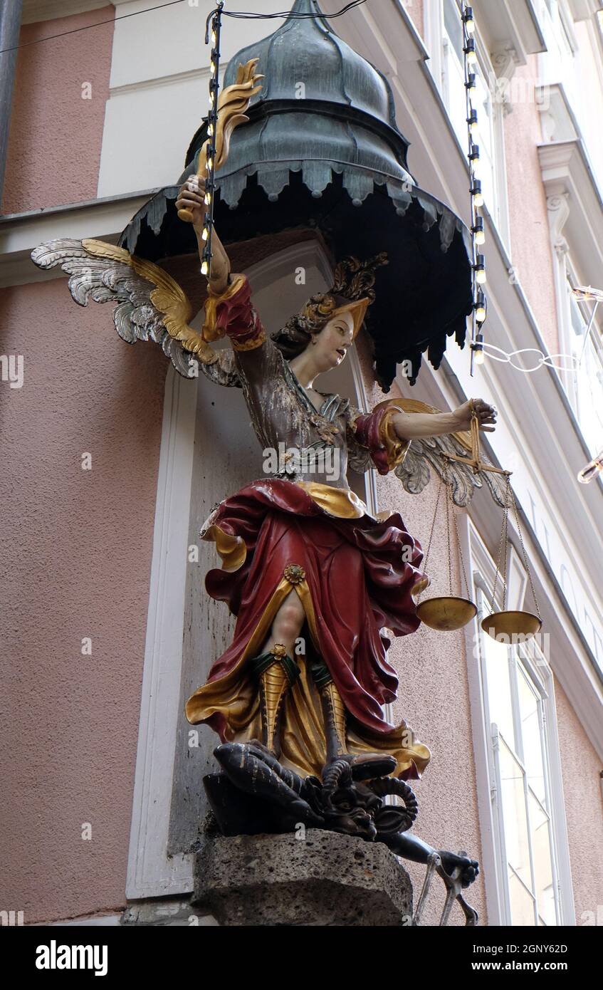 Statua di strada di San Michele a Salisburgo, Austria Foto Stock
