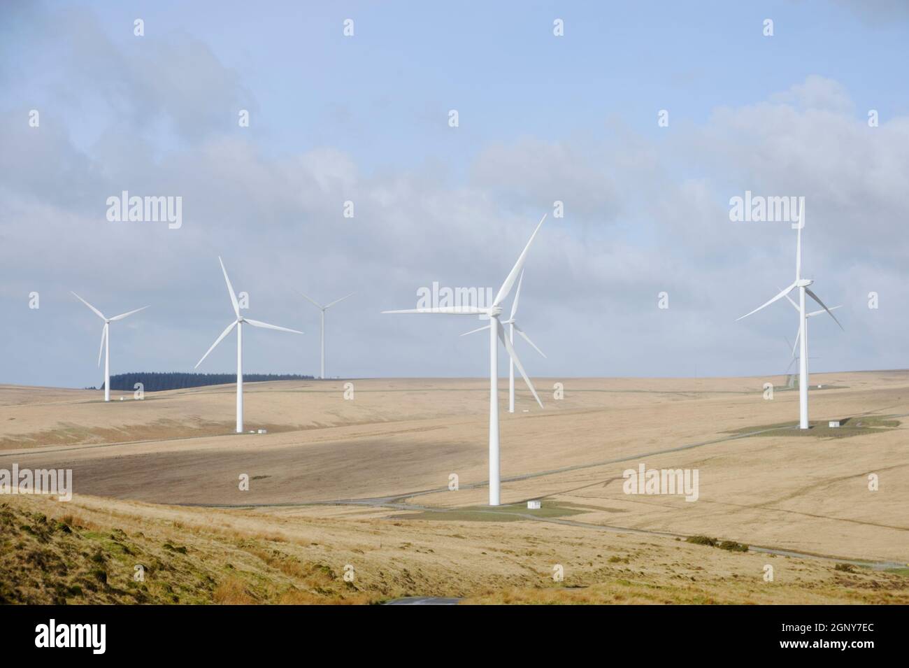 Turbine eoliche alla testa della Clydach Valley, Galles del Sud, Regno Unito. Foto Stock