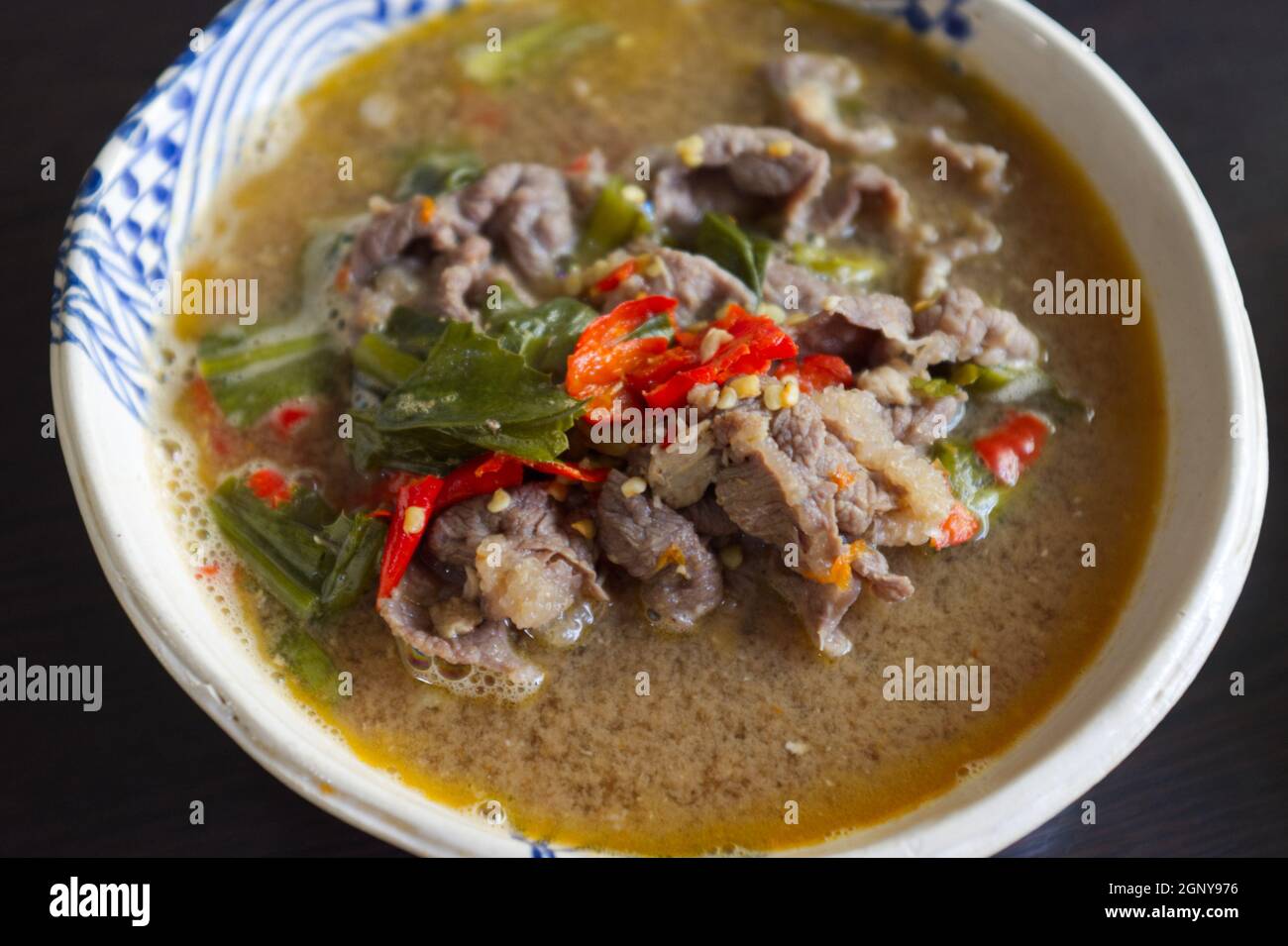 Cucina Thai, zuppa Tom Sab Isaan o zuppa Tailandese piccante e Sour con manzo Foto Stock