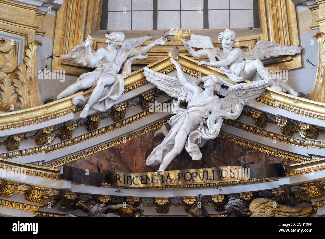 Angeli nella Basilica dei Santi Ambrogio e Carlo al corso, Roma, Italia Foto Stock