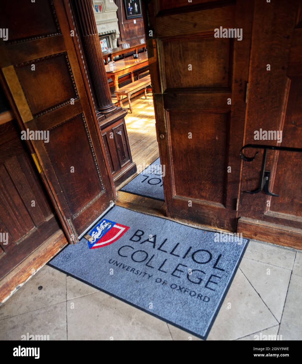 Balliol College, Oxford, uno dei college costitutivi dell'Università di Oxford, fondato nel 1263; tappeto stampato con cresta dell'università all'ingresso della Hall Foto Stock