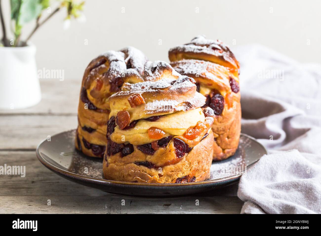 Panetone kulich craffin su sfondo di legno. Pane pasquale kozunak. Concetto di spazio di copia. Foto Stock