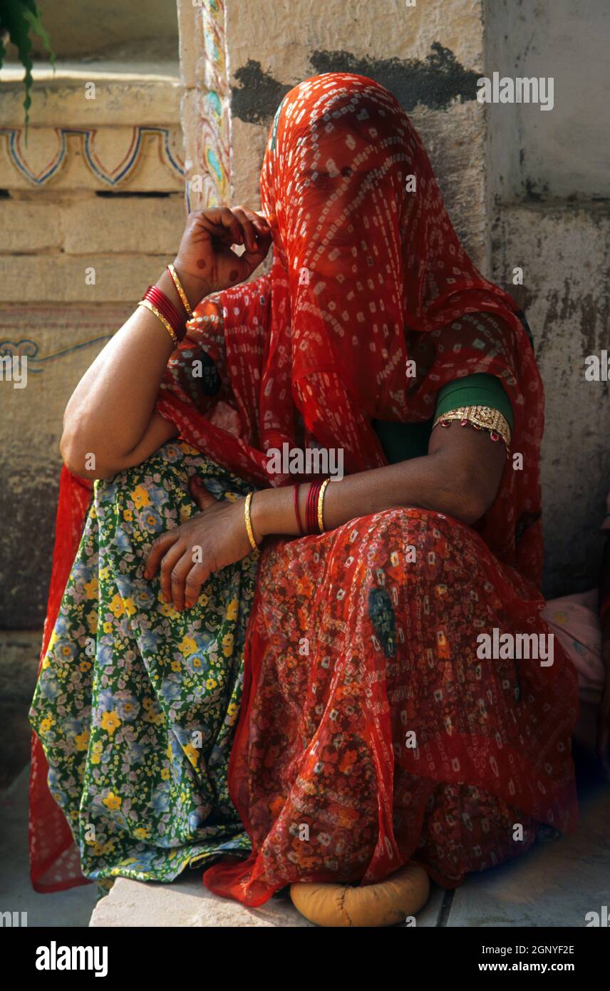 Donna indiana tradizionale in rosso sciarpa Rajasthan, India Foto Stock