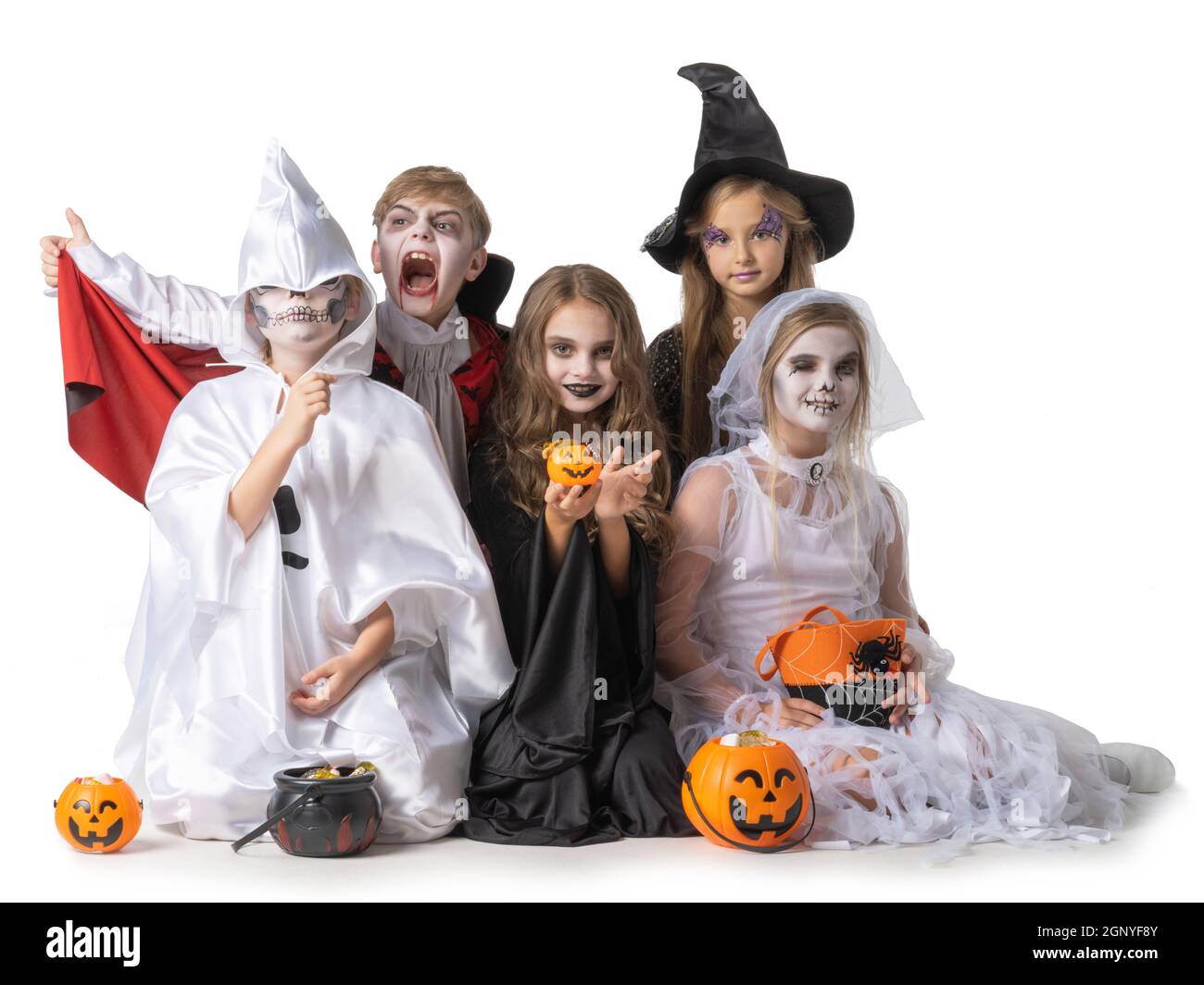 Gruppo di bambini in elegante abito in costume di Halloween isolato su sfondo bianco, andare trucco o trattare Foto Stock