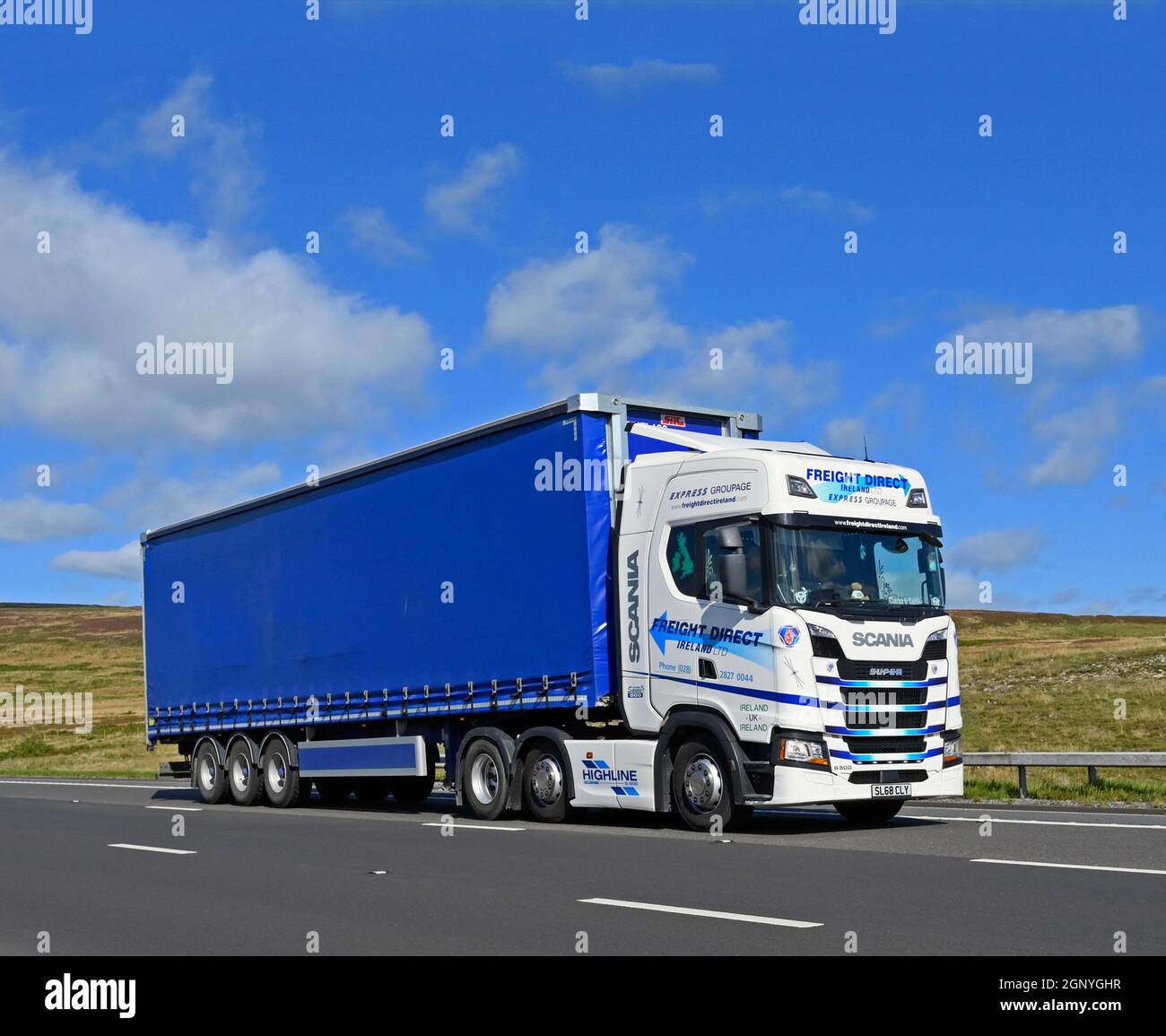HGV. Spedizione diretta Irlanda Limited. Gruppo Express. Autostrada M6, direzione sud. Shap, Cumbria, Inghilterra, Regno Unito, Europa. Foto Stock