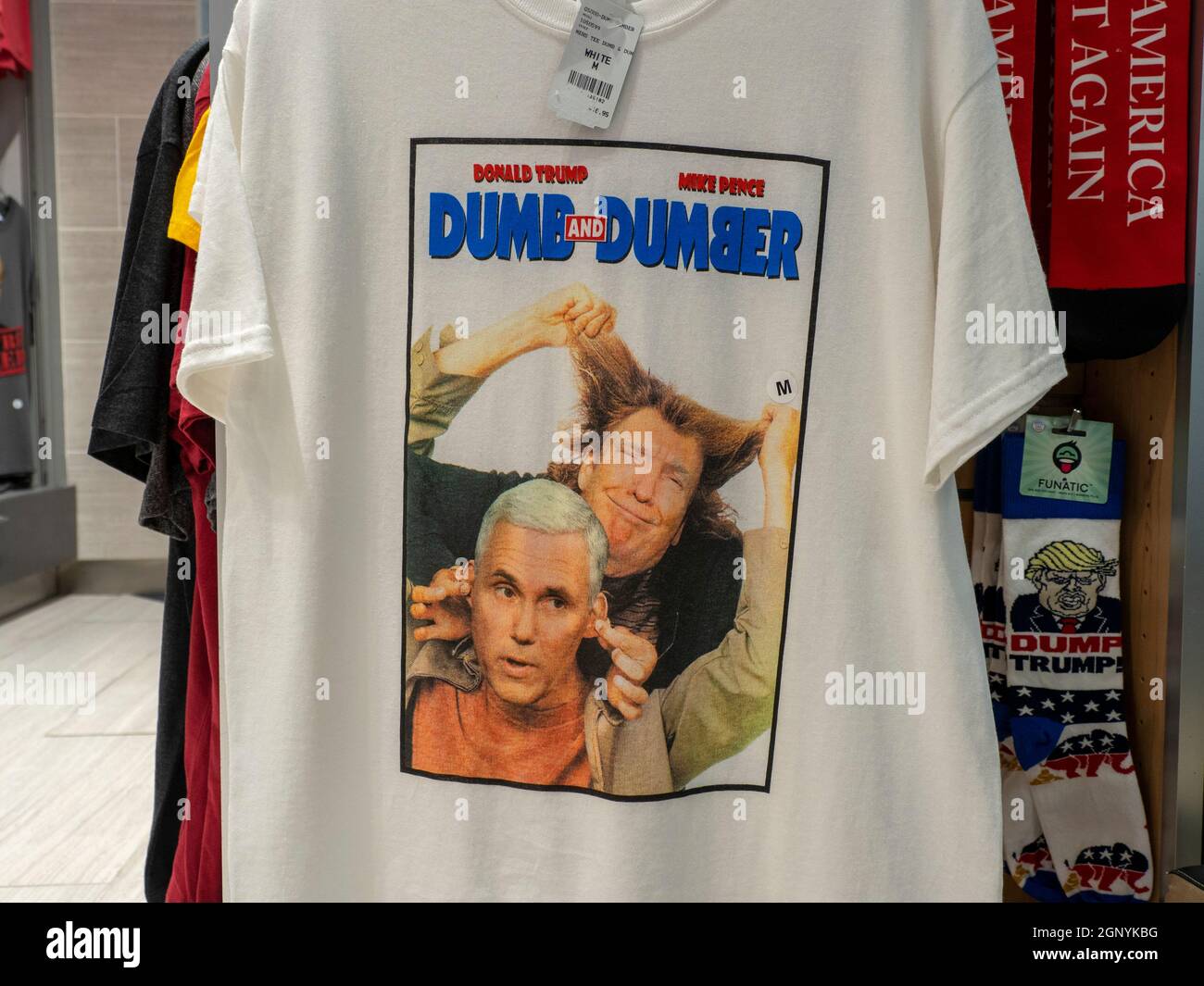 T-Shirt con Colophon Donald Trump Mike Pence Dumb and Dumber - Negozio di souvenir al Dulles Washingtom International Airpot IAD Foto Stock