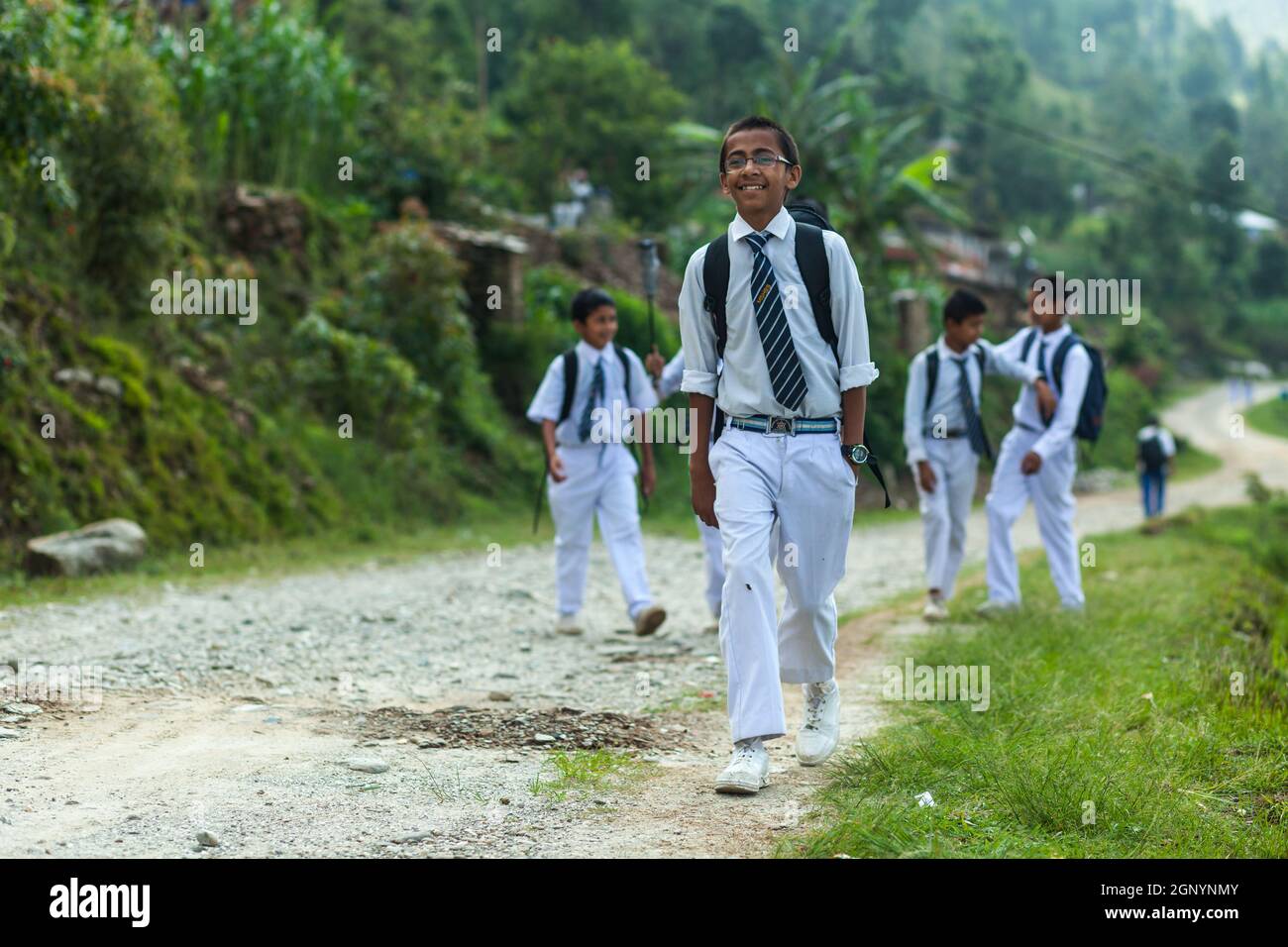POKHARA, NEPAL - 31 MAGGIO 2016:i ragazzi delle scuole camminano a casa dalla scuola il 31 maggio 2016 a Pokhara, Nepal Foto Stock