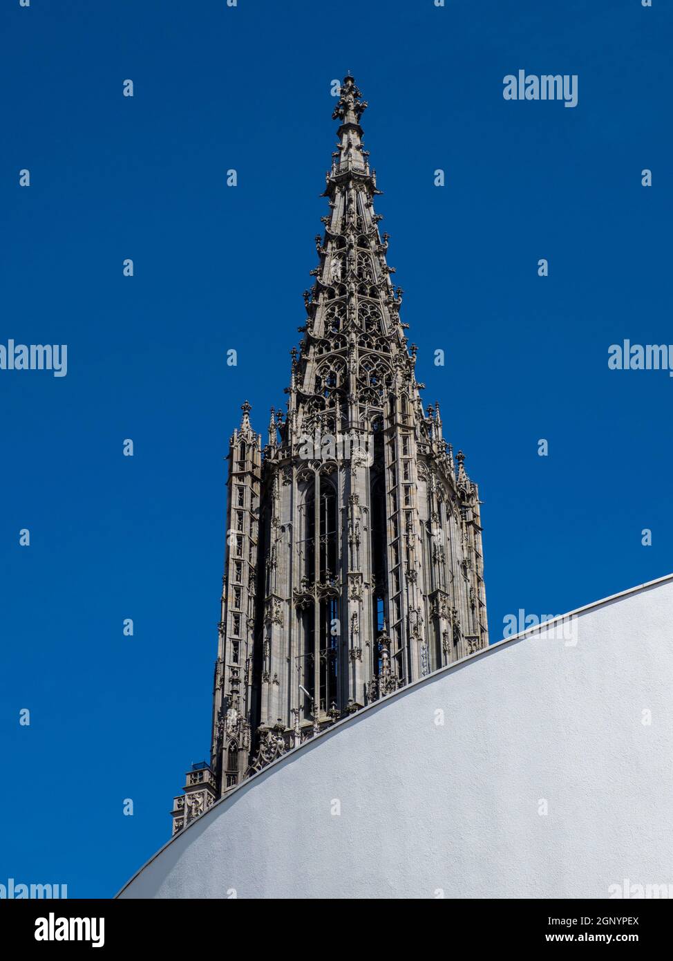 Vista parziale di Ulmer Münster e Stadthaus - Ulm Foto Stock