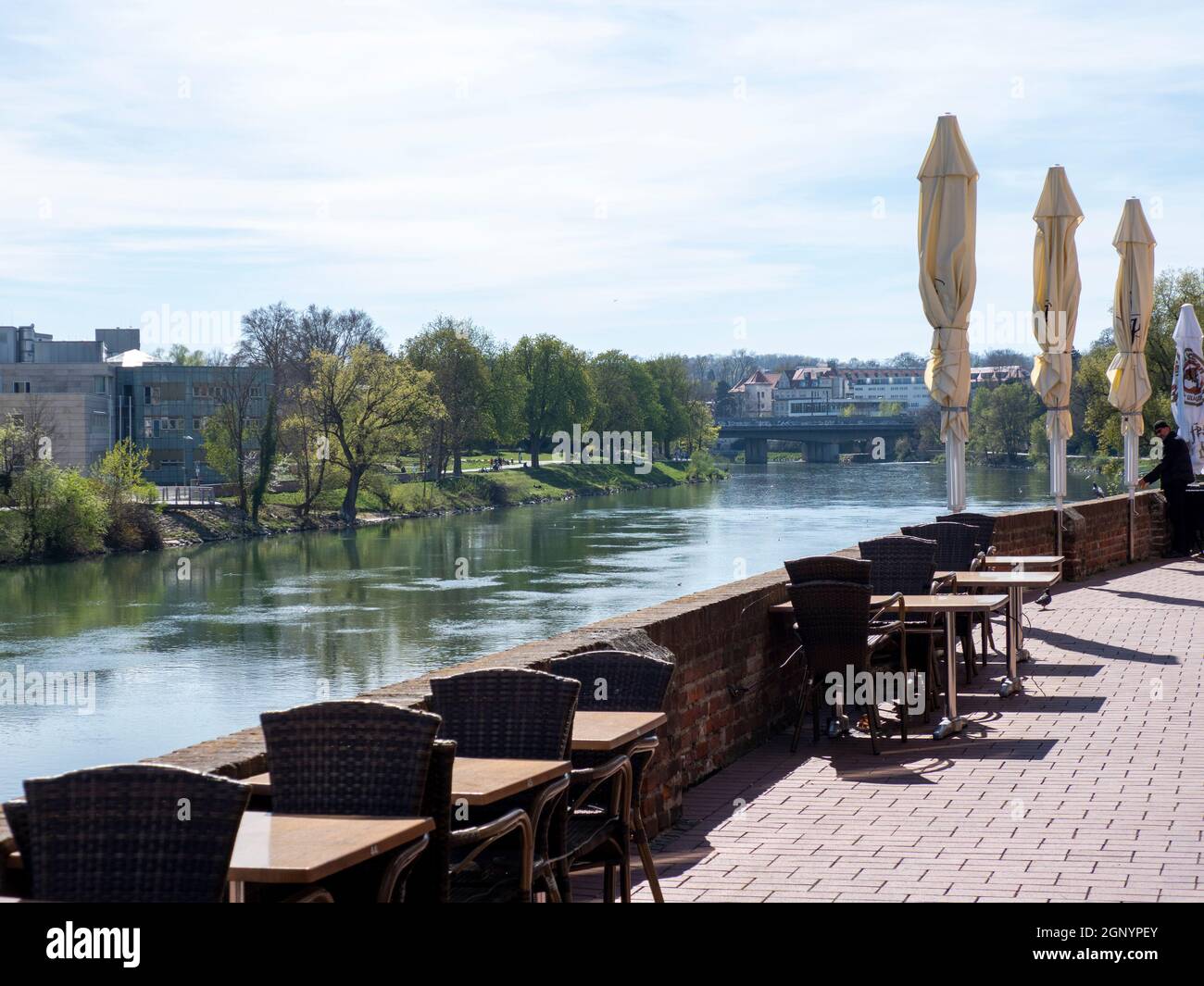 Danubio con l'Alte Donaubrücke visto dalla Terrazza del Ristorante Michelangelo - Ulm Foto Stock