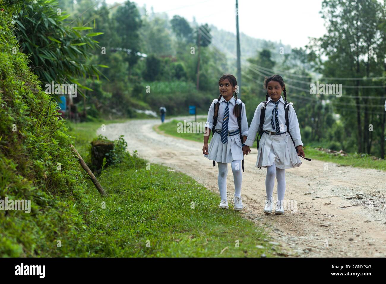 POKHARA, NEPAL - 31 MAGGIO 2016: Le ragazze scolastiche vanno a casa dalla scuola il 31 maggio 2016 a Pokhara, Nepal Foto Stock