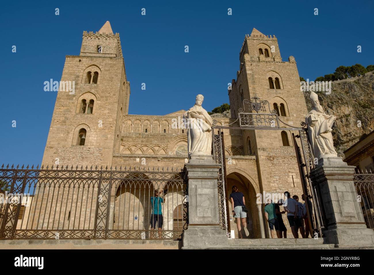 Storia e architettura della Sicilia veduta della Cattedrale di Cefalù in stile architettonico normanno (Palermo) Foto Stock