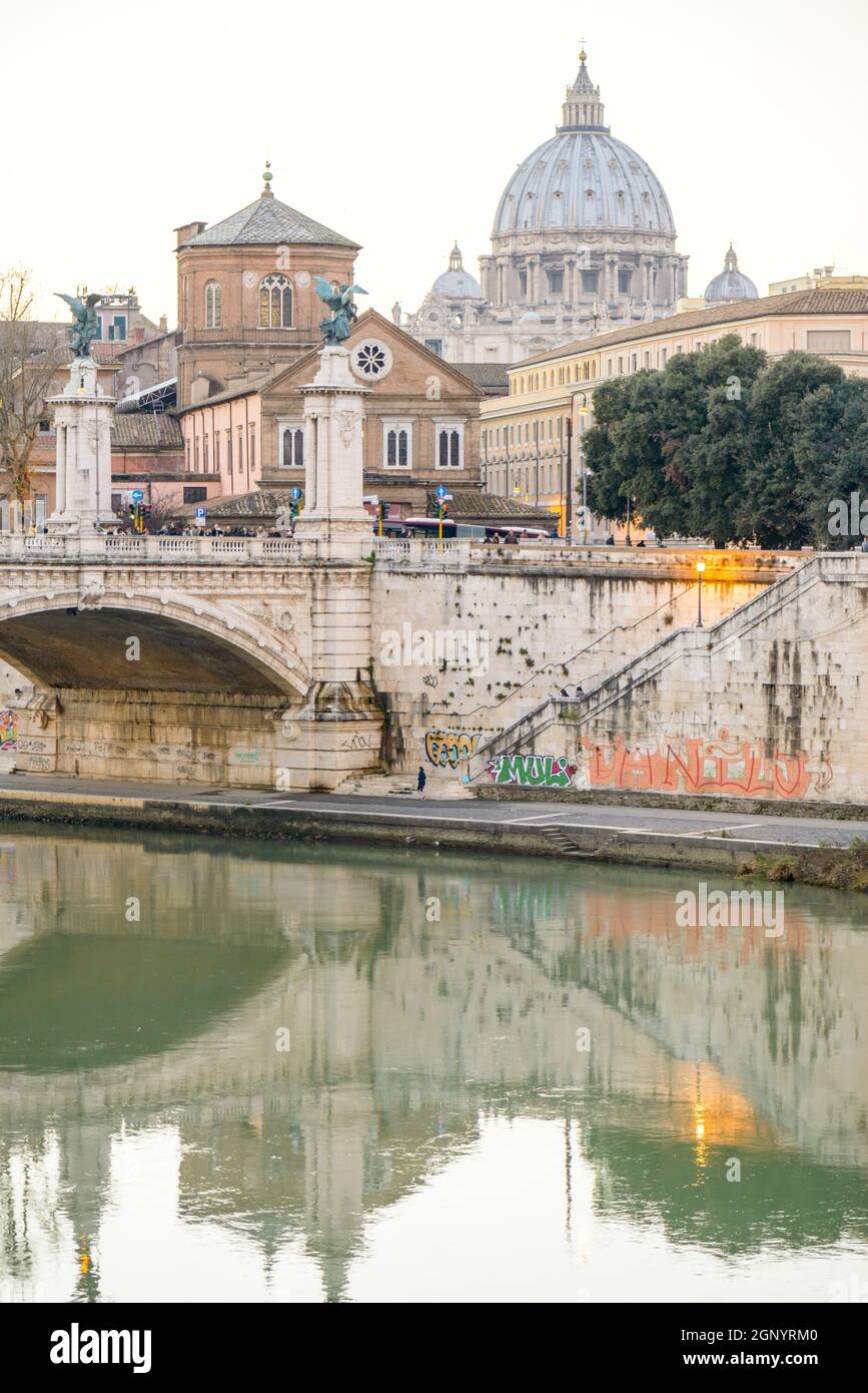 Roma, Italia - 04 gennaio 2015: ponte sul fiume tevere a roma vicino al vaticano con gente che cammina sul ponte Foto Stock