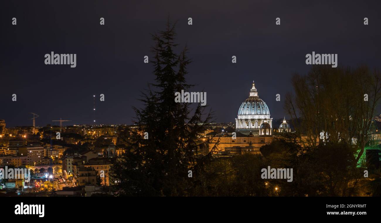 Scenario paesaggistico di Roma e dal San Pietro cupola della cattedrale di notte Foto Stock