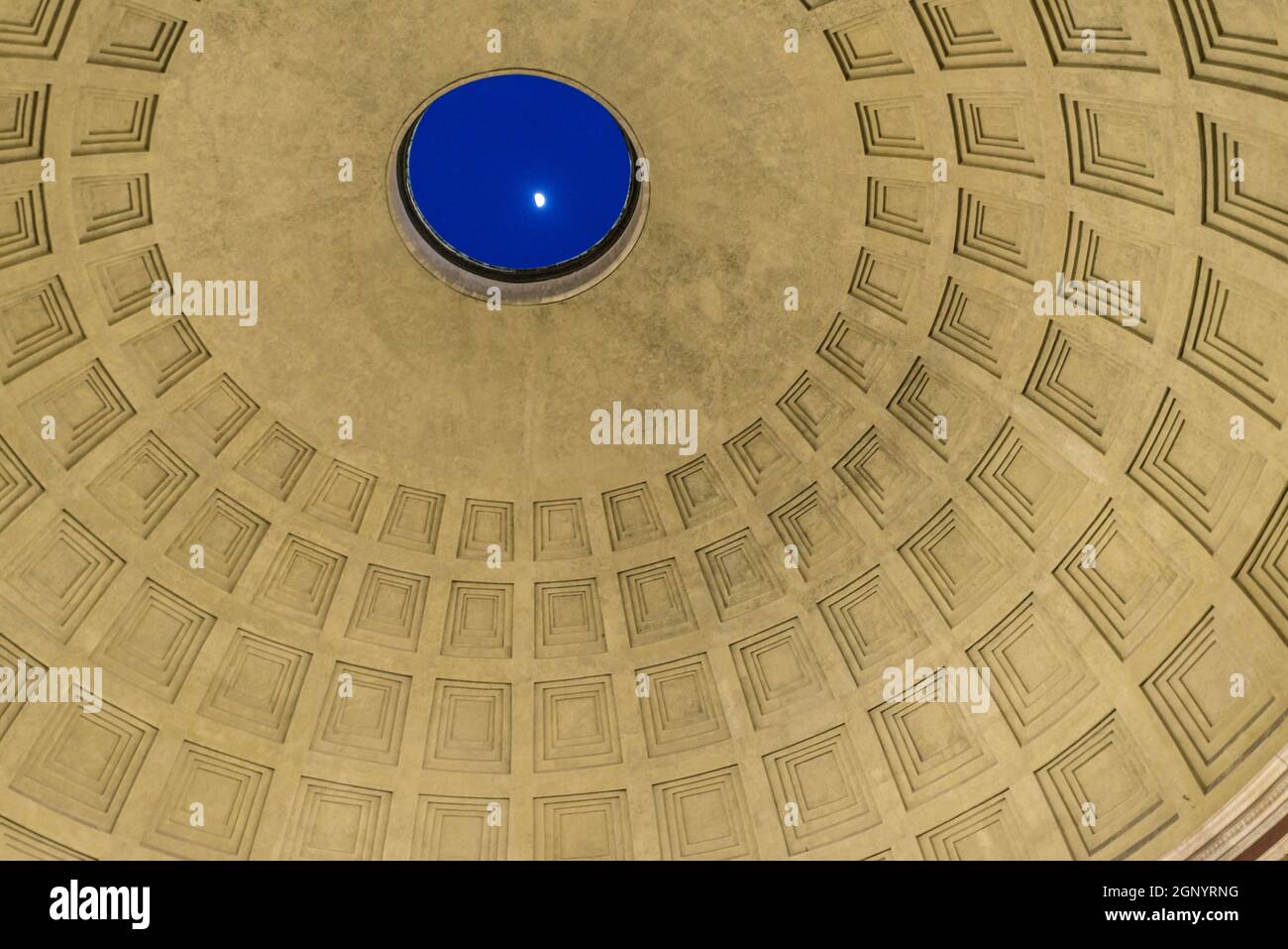 Roma, Italia - 28 Marzo 2015: la cupola del Pantheon, luna appaiono dal foro a cupola Foto Stock