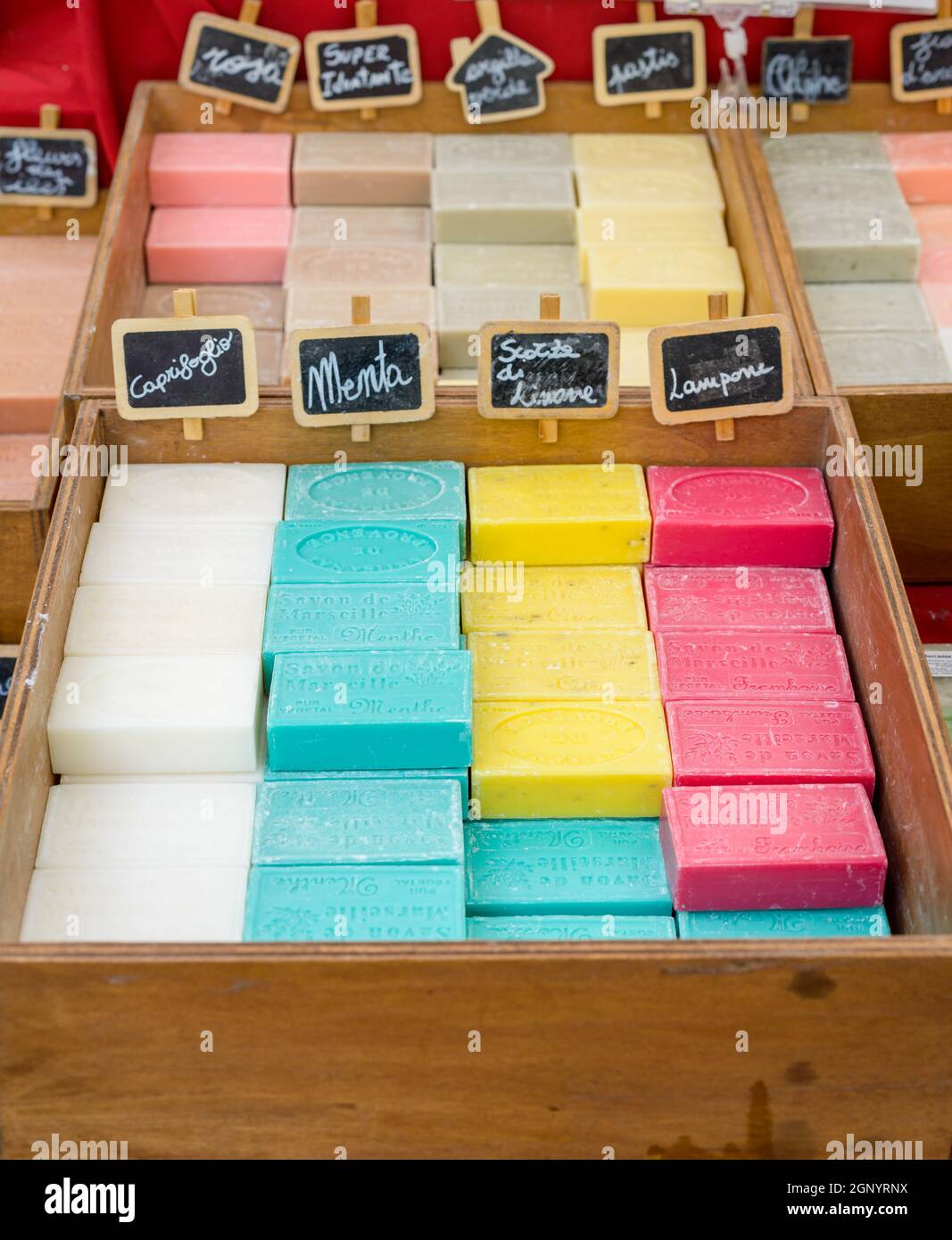 Sapone di quadrati colorati e profumati con molte fragranze Foto Stock
