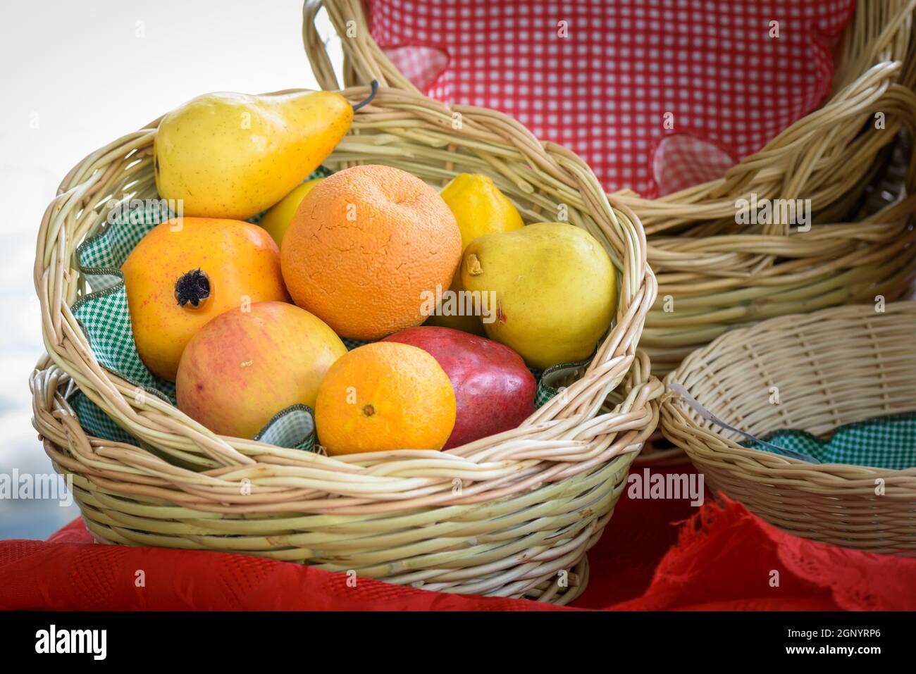 Le arance, le mele e le pere in un cesto di vimini Foto Stock