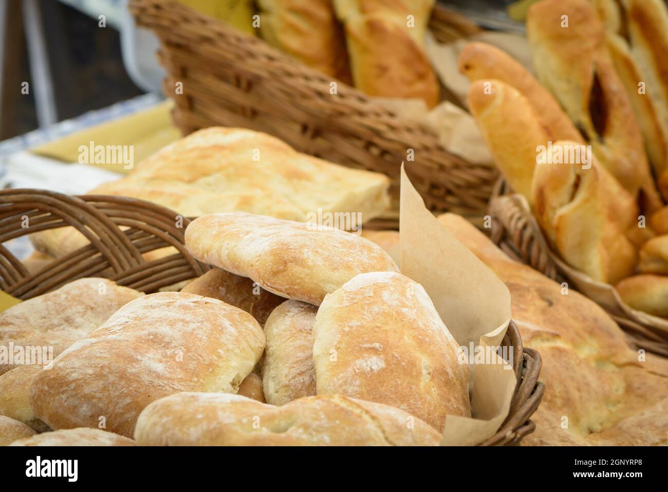 Il tipico pane italiano per la vendita al mercato, in ceste di paglia Foto Stock