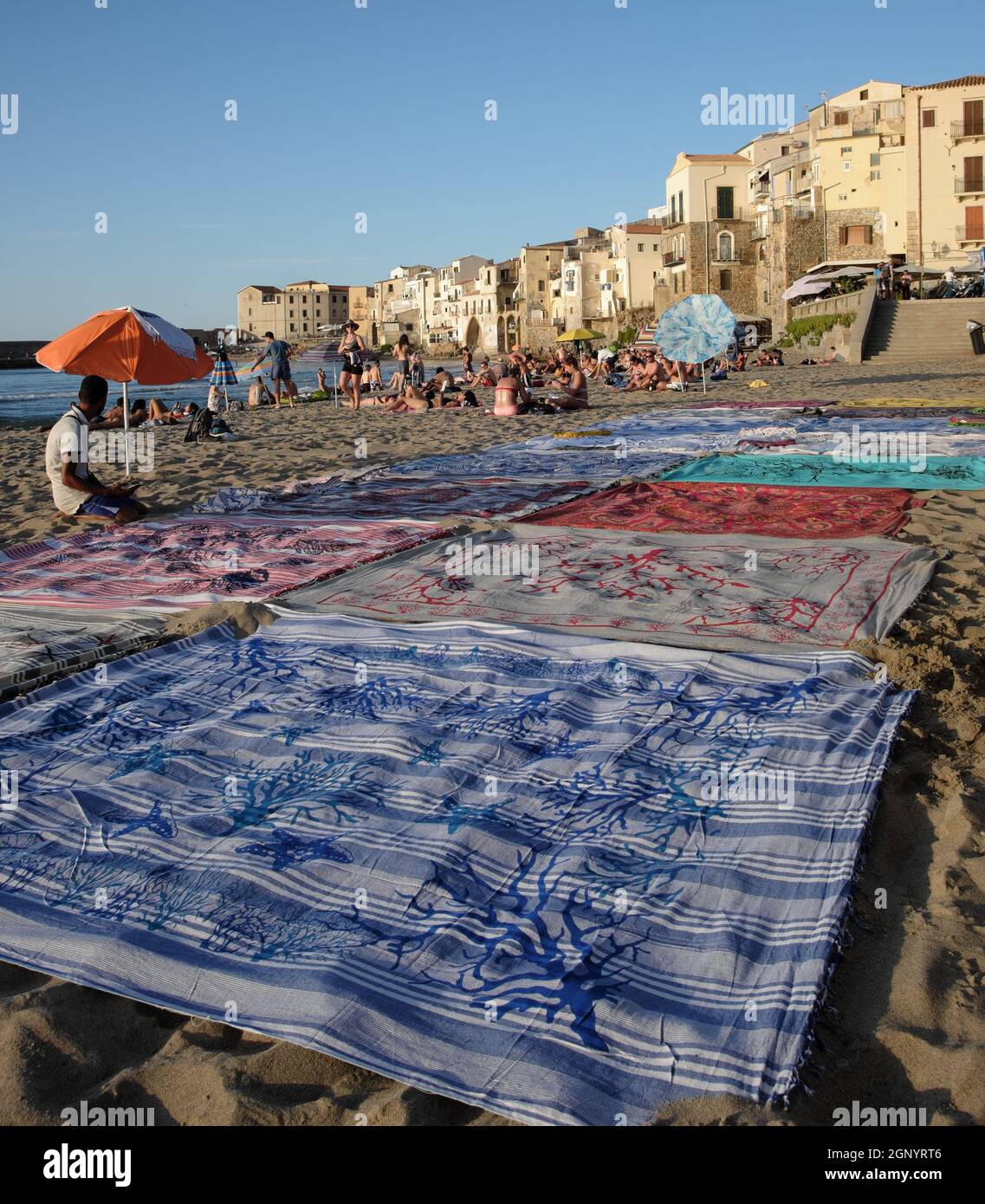 spiaggia e villaggio di mare di Cefalù in Sicilia punto di riferimento del turismo all'aperto Foto Stock