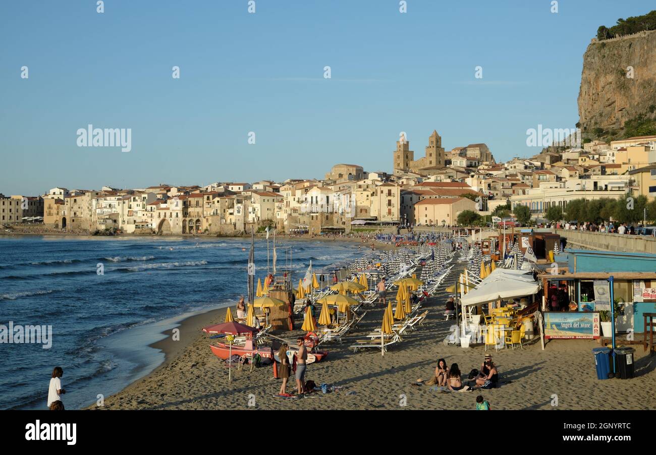 Punto di riferimento del turismo all'aperto in Sicilia spiaggia e mare villaggio di Cefalù (Palermo) Foto Stock