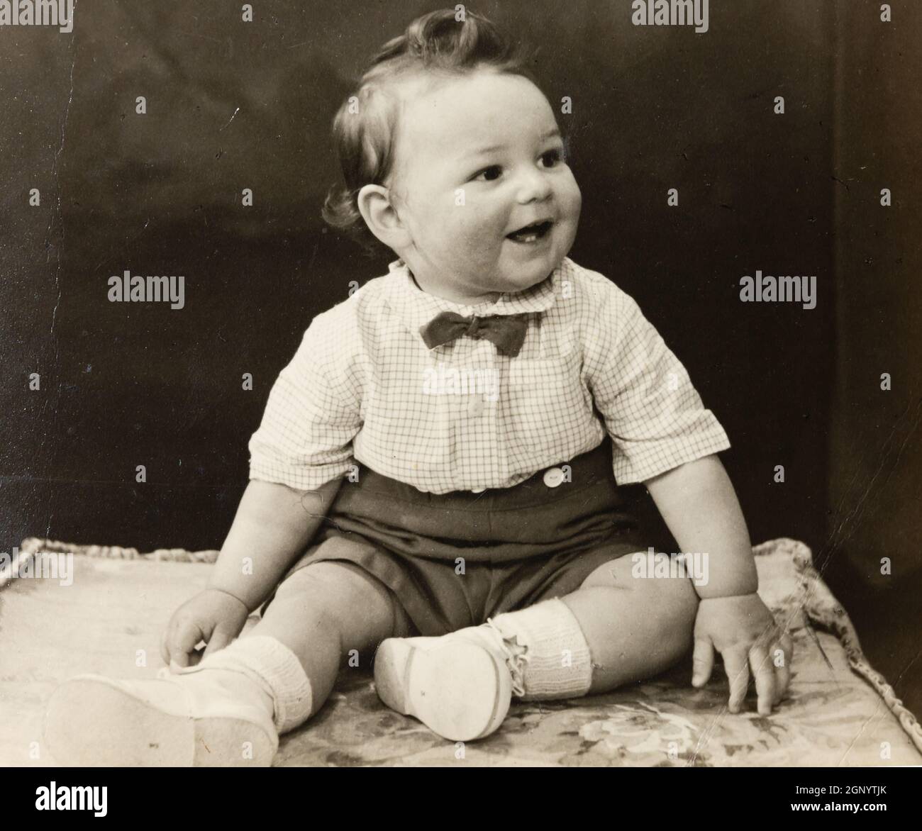 ritratto del bambino degli anni '50. Archivio. Vecchia seppia fotografia. Foto Stock