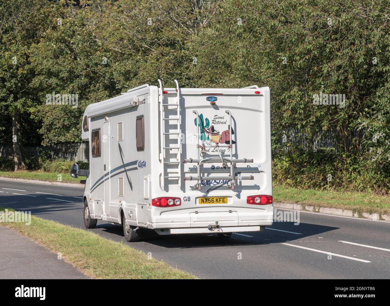 Lunar Roadstar 780 NSB Motorhome viaggiando in discesa su strada di campagna in Cornovaglia. Per camper, camper, staycats UK, vacanze alternative. Foto Stock