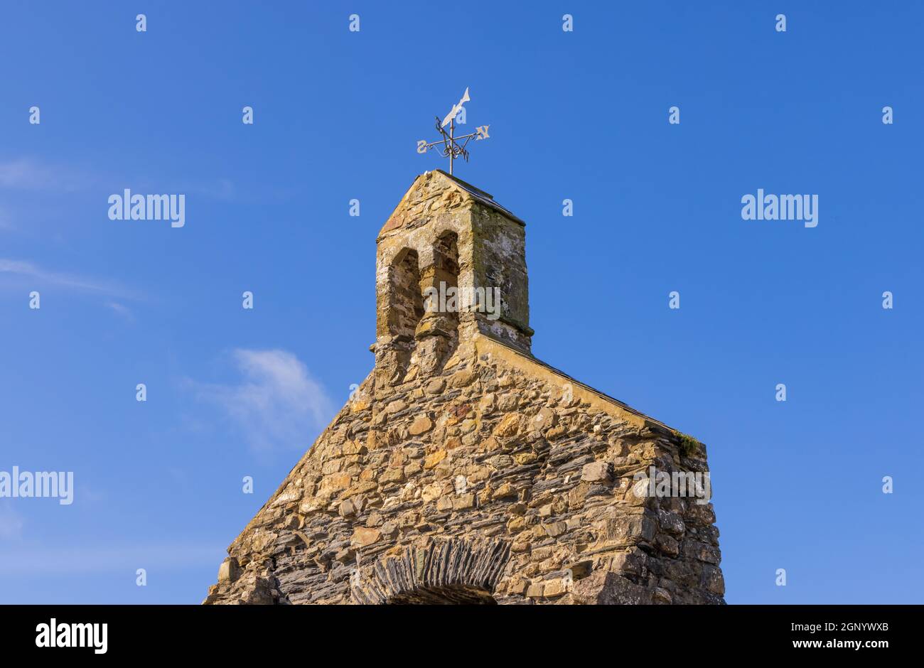 Primo piano dei resti della Chiesa di San Brynach a CWM Yr Eglwys, Dinas, Pembrokeshire, Galles, Regno Unito Foto Stock