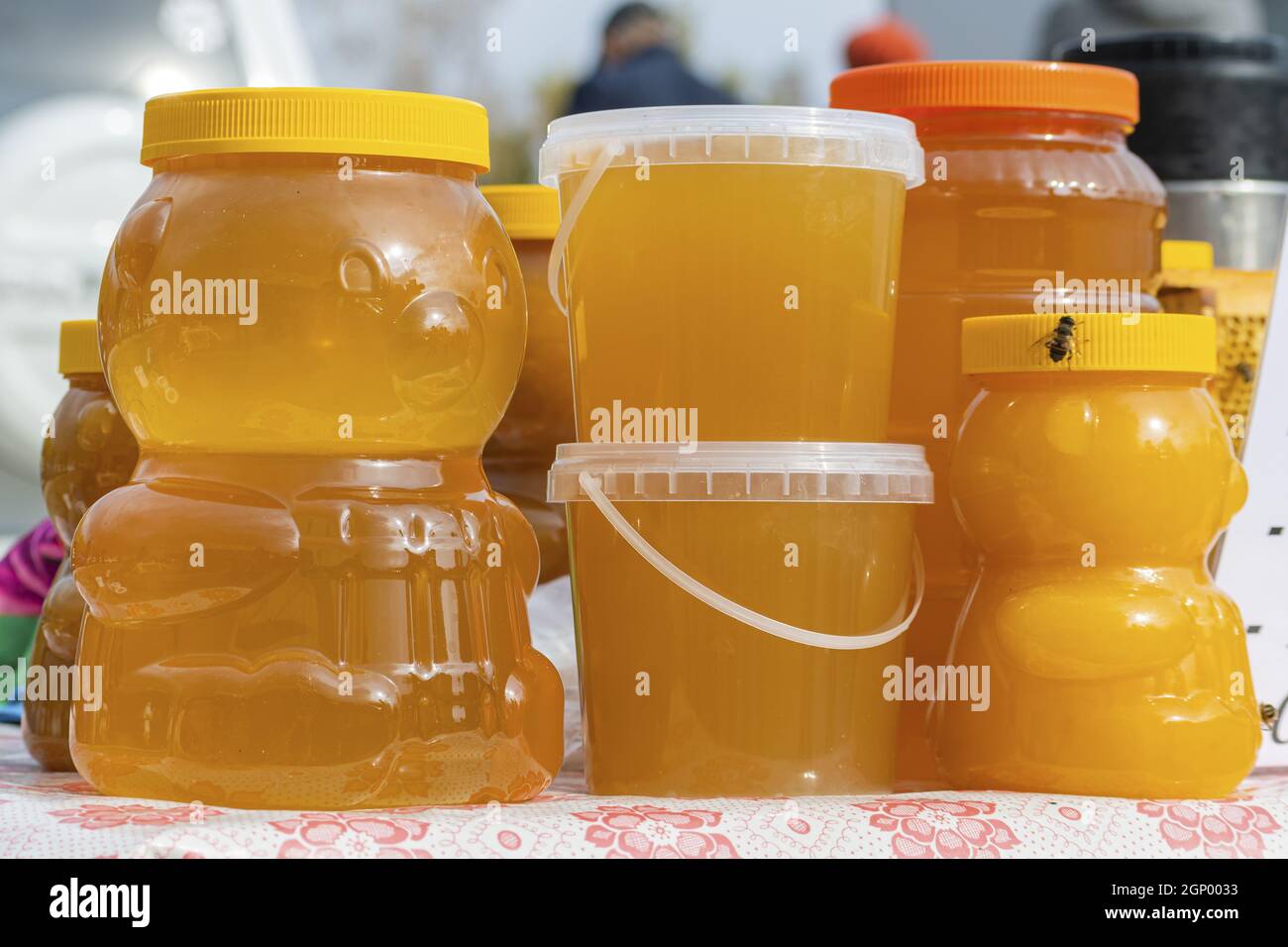 Miele di api confezionato in contenitori di plastica e pronto per la  vendita sul mercato Foto stock - Alamy
