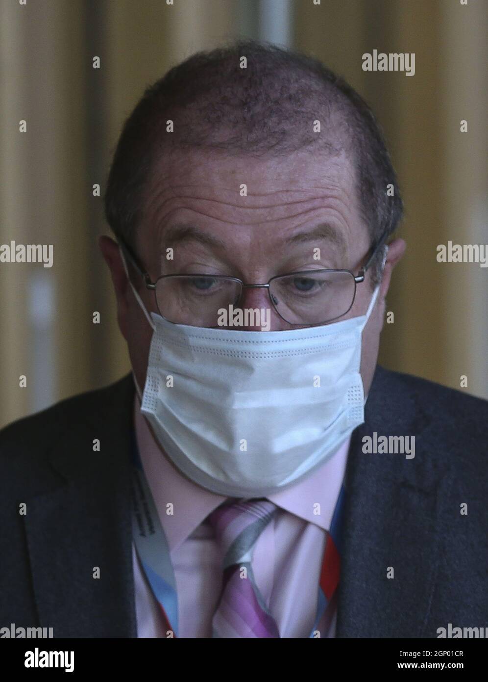 File photo datato 06/10/20 del ministro scozzese dei trasporti Graeme Dey in arrivo per le questioni di attualità al Parlamento scozzese, Holyrood, Edimburgo. Il ministro dei trasporti Graeme Dey ha respinto le preoccupazioni che l'introduzione del trasporto gratuito in autobus per meno di 22 potrebbe vedere l'aumento delle tariffe per altri passeggeri. Dey ha insistito che il governo scozzese era stato "vivo al rischio” di tali conseguenze involontarie quando ha sviluppato il regime. Ha parlato come MSP in seno alla commissione per i trasporti di Holyrood ha dato il loro sostegno alla politica, che si basa sul libero viaggio in autobus esistente per i minori di 19 anni. Foto Stock