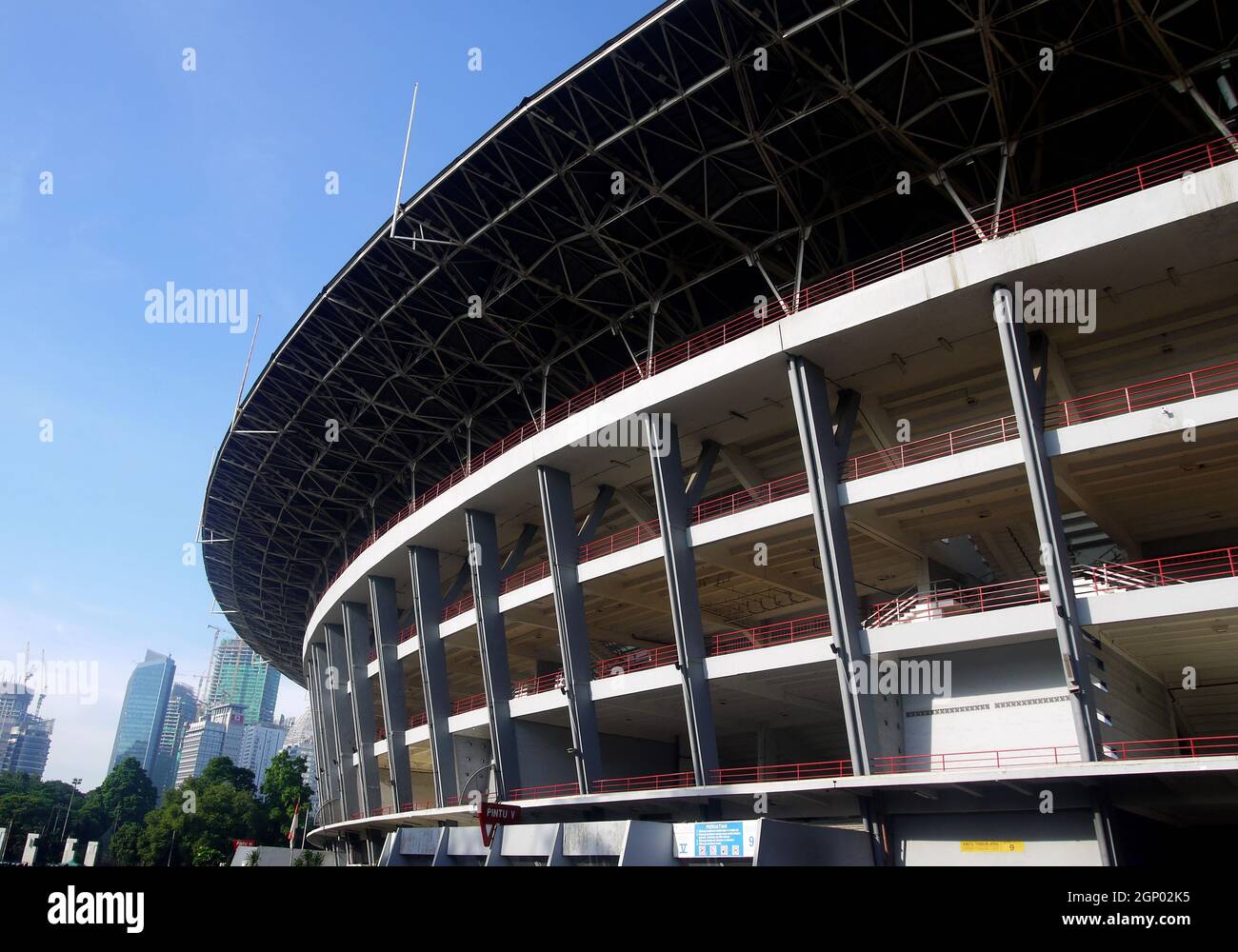 Vista sullo stadio principale di Gelora Bung Karno, Jakarta da un angolo. Foto Stock