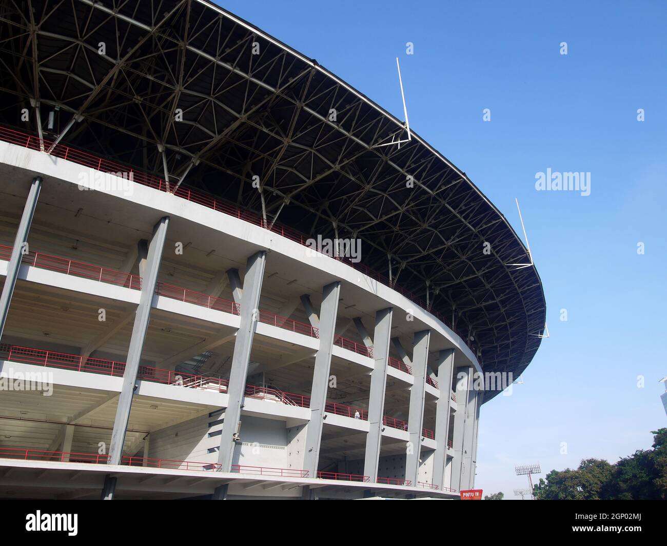 Vista sullo stadio principale di Gelora Bung Karno, Jakarta da un angolo. Foto Stock