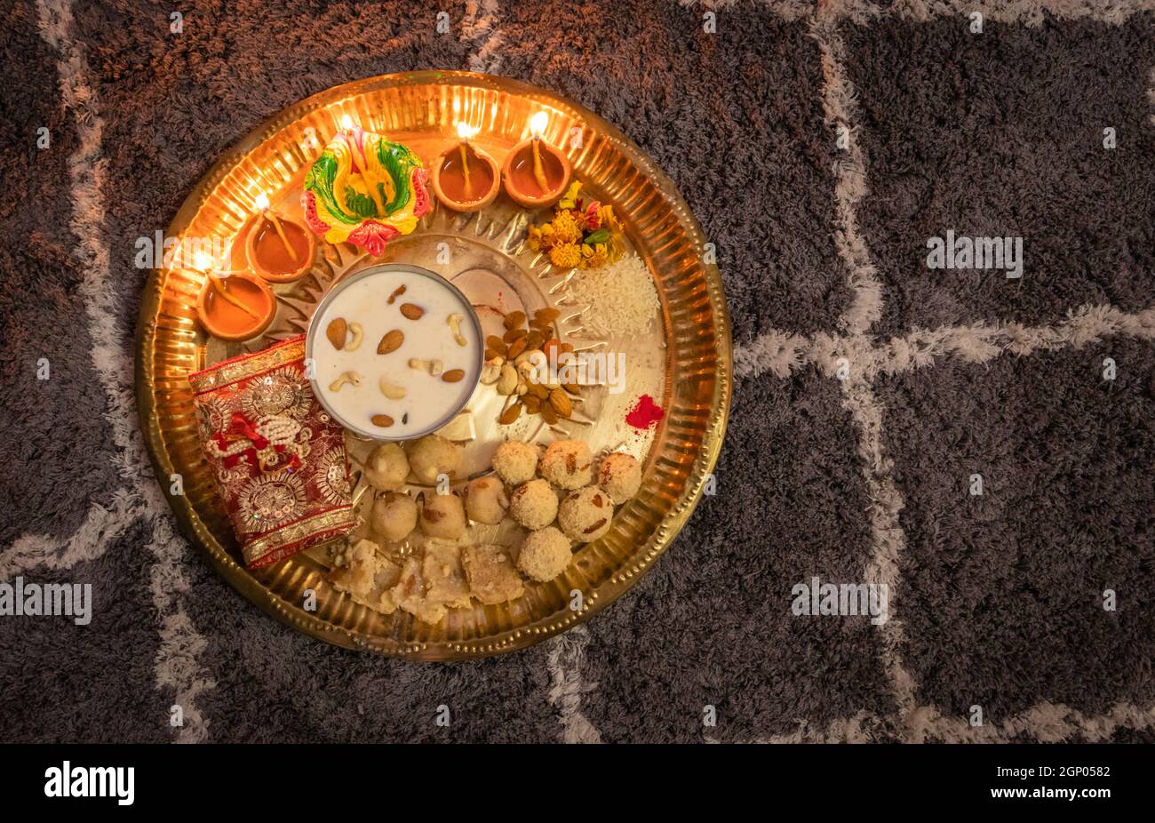 isolato diwali culturale preghiera decorato plat per la dea indù lakshmi Foto Stock