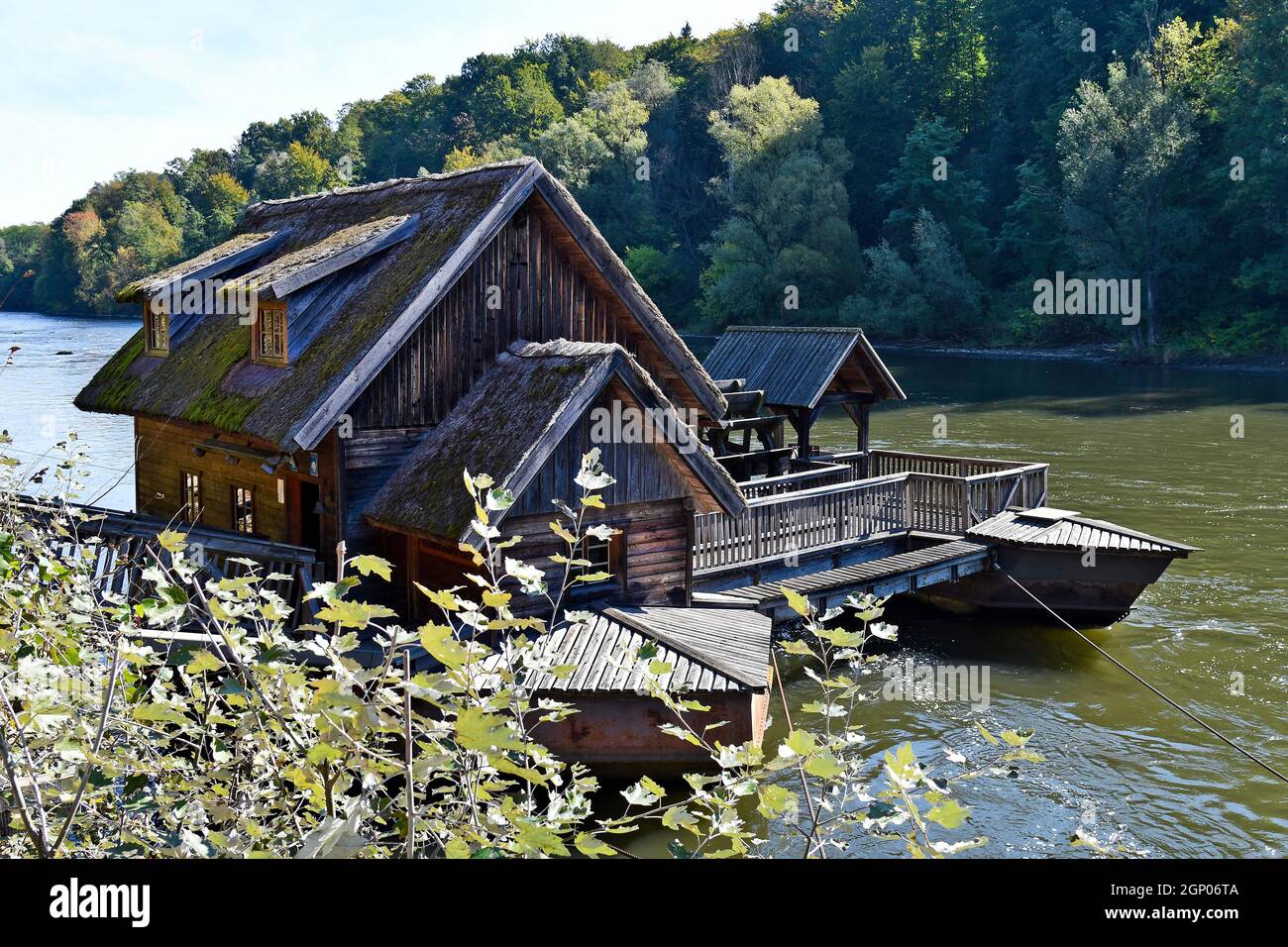 Antico mulino sul fiume Mur, tali mulini erano già utilizzati dagli antichi romani, il fiume forma il confine tra Austria e Slovenia Foto Stock