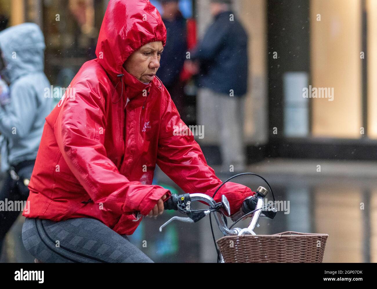 Southport, Merseyside, UK Weather; 28 settembre 2021. Negozi, negozi per lo shopping in una giornata di vento umido e bluastre nel centro della città nord-occidentale. Credit: MediaWorldImages/AlamyLiveNews Foto Stock