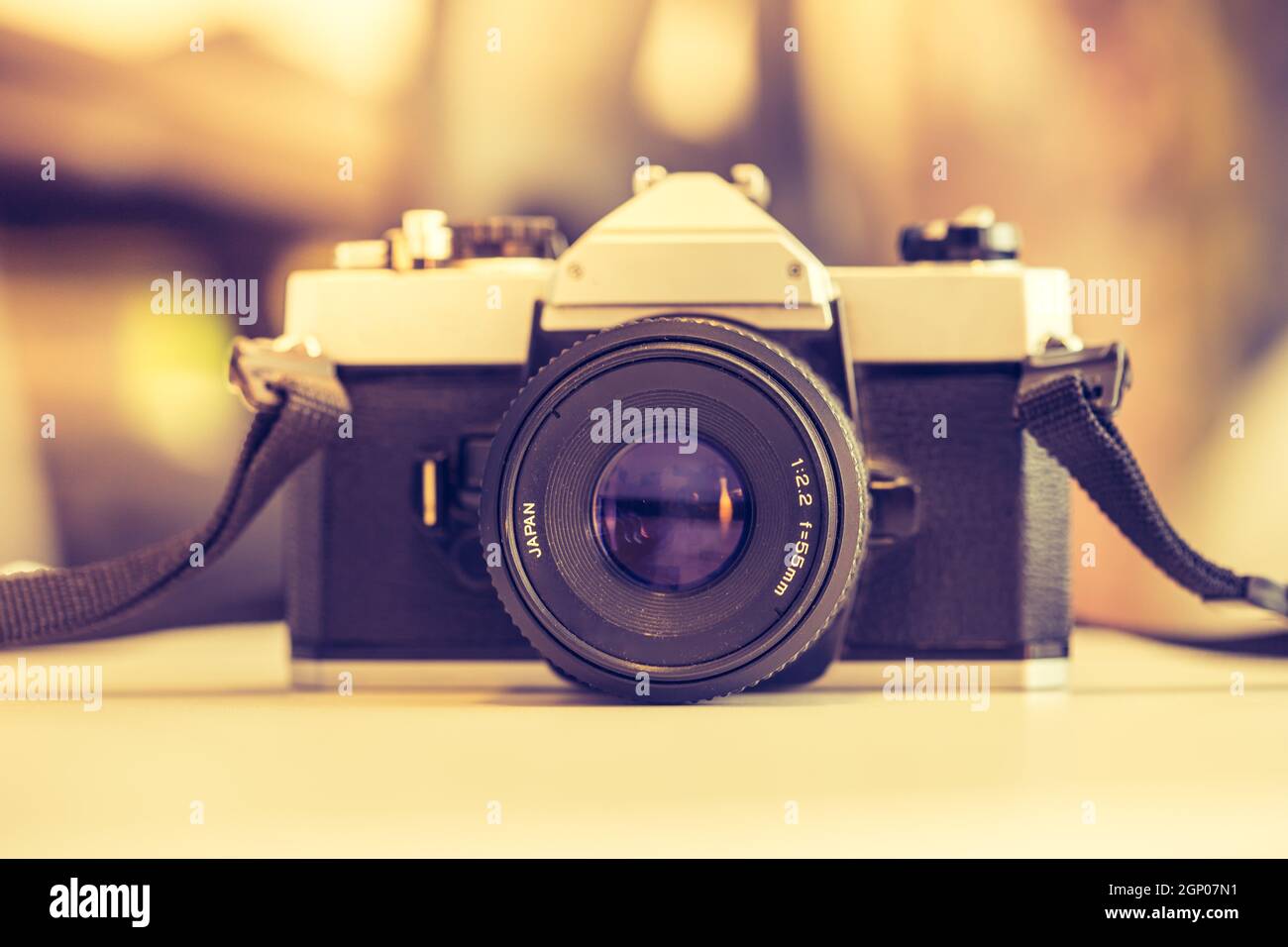 Macchina fotografica retrò vintage, sfondo bianco Foto Stock