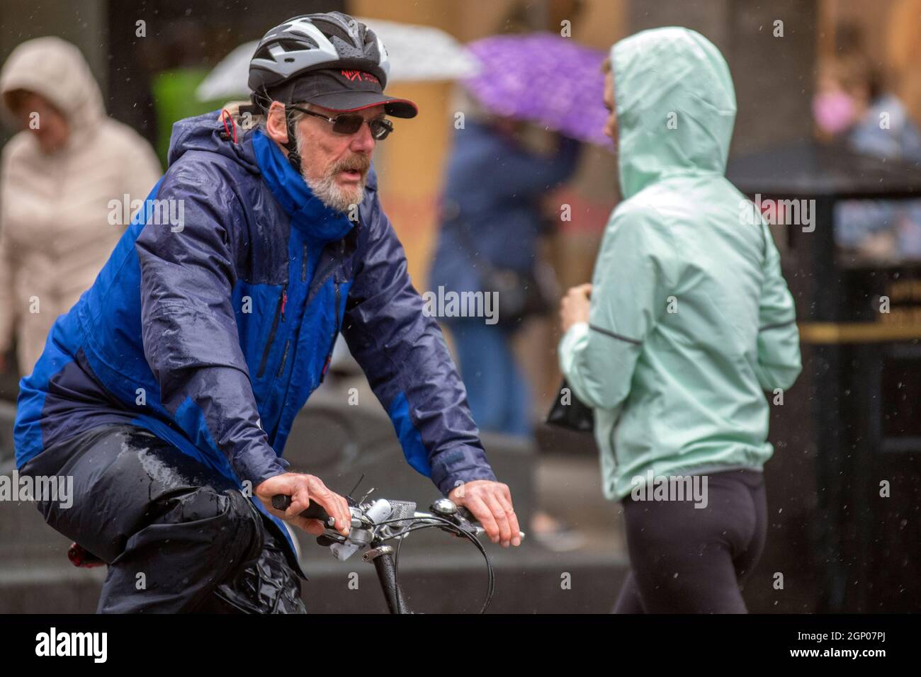 Southport, Merseyside, UK Weather; 28 settembre 2021. Negozi, negozi per lo shopping in una giornata di vento umido e bluastre nel centro della città nord-occidentale. Credit: MediaWorldImages/AlamyLiveNews Foto Stock