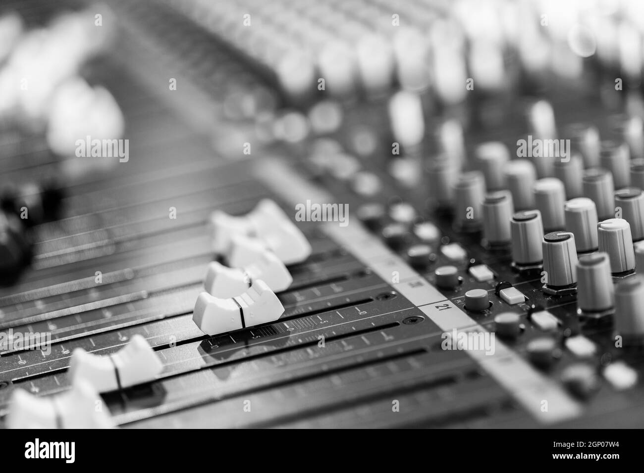 Produzione musicale professionale in studio di registrazione audio, mixer desk Foto Stock