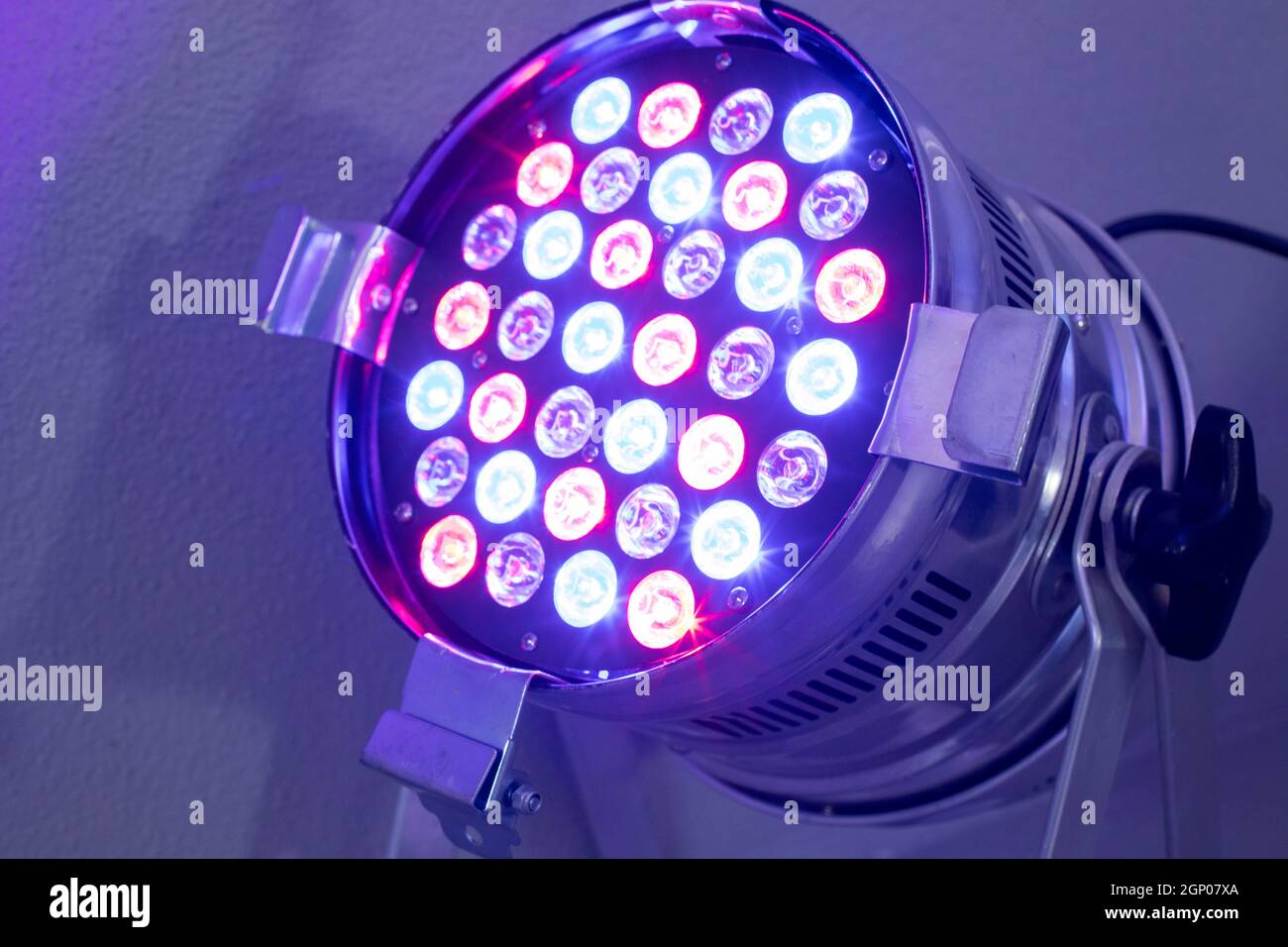 Illuminazione per feste: Spot a LED colorati sul pavimento, nella sala Foto  stock - Alamy