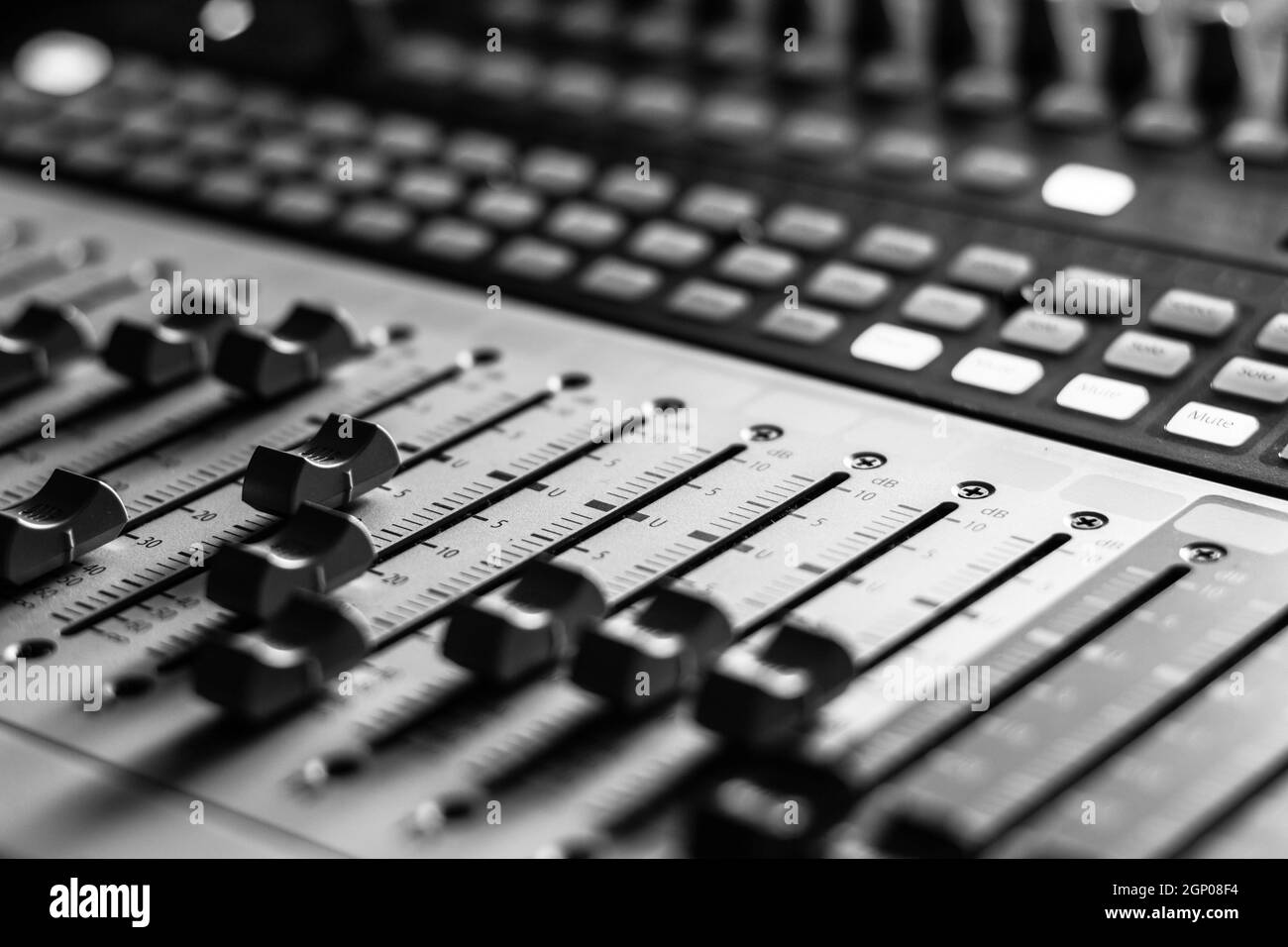 Produzione musicale professionale in studio di registrazione audio, mixer desk Foto Stock