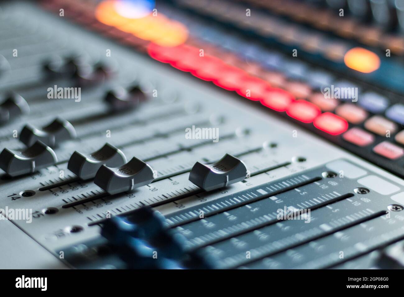 Produzione musicale professionale in studio di registrazione audio, mixer desk Foto Stock