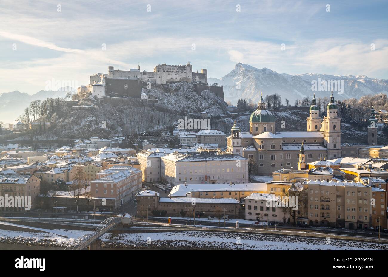 Salisburgo distretto storico del tempo di Natale, tetti innevato con il sole splendente, Austria Foto Stock