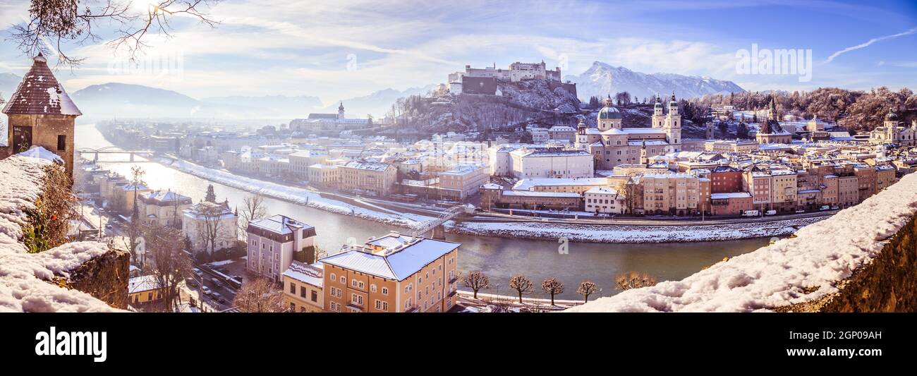 Salisburgo distretto storico del tempo di Natale, tetti innevato con il sole splendente, Austria Foto Stock