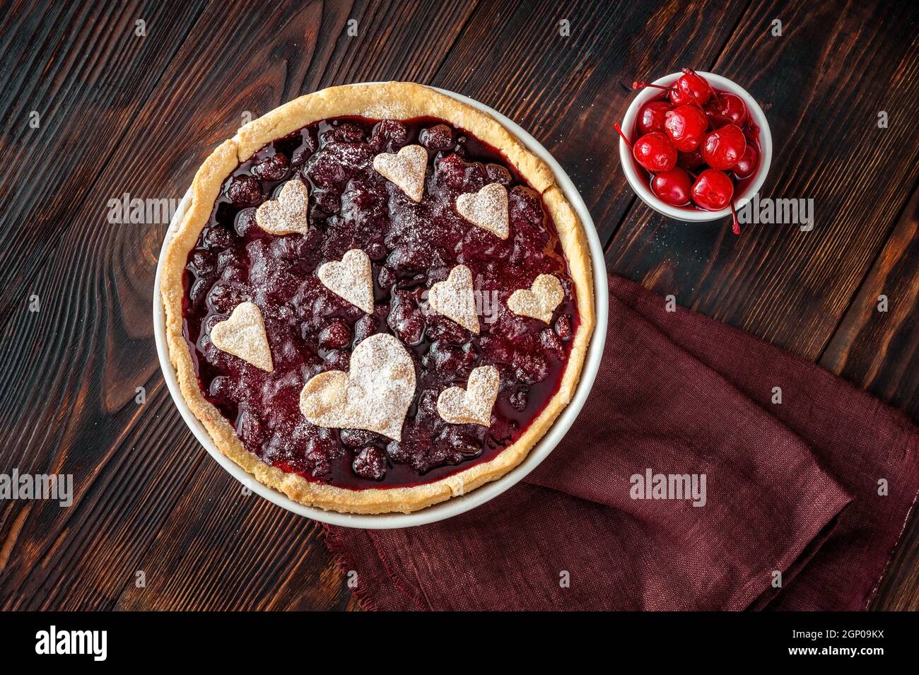 San Valentino marmellata di ciliegia crostata piatto posato Foto Stock