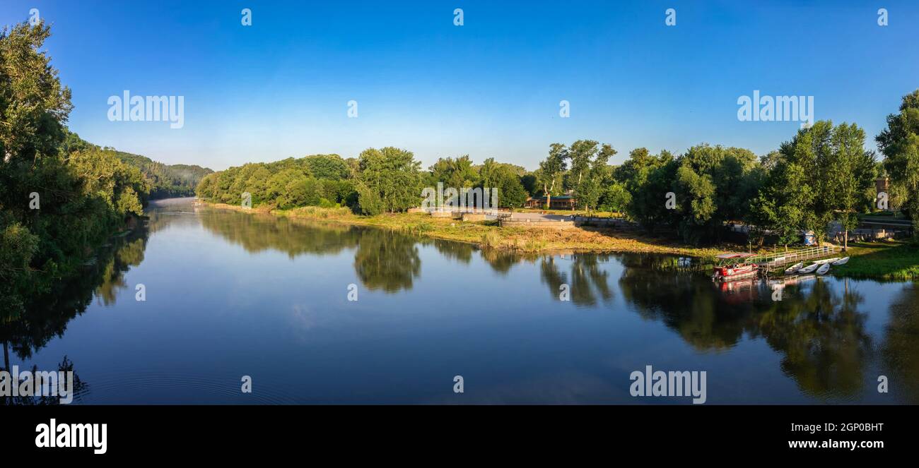 Svyatogorsk, Ucraina 07.16.2020. Fiume Seversky Donets vicino alla Svyatogorsk o Sviatohirsk lavra in una soleggiata mattina estiva Foto Stock