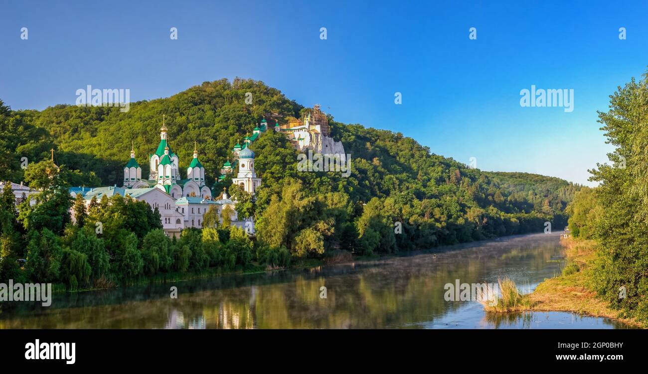 Svyatogorsk, Ucraina 07.16.2020. Vista panoramica sulle montagne Santa Lavra della Santa Dormizione a Svyatogorsk o Sviatohirsk, Ucraina, su un sole Foto Stock