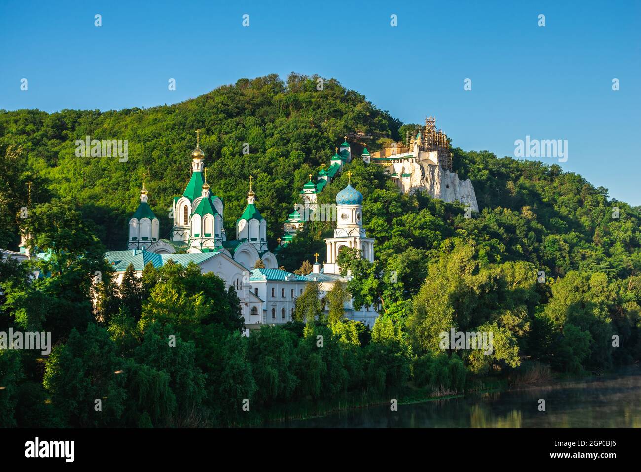 Svyatogorsk, Ucraina 07.16.2020. Vista panoramica sulle montagne Santa Lavra della Santa Dormizione a Svyatogorsk o Sviatohirsk, Ucraina, su un sole Foto Stock